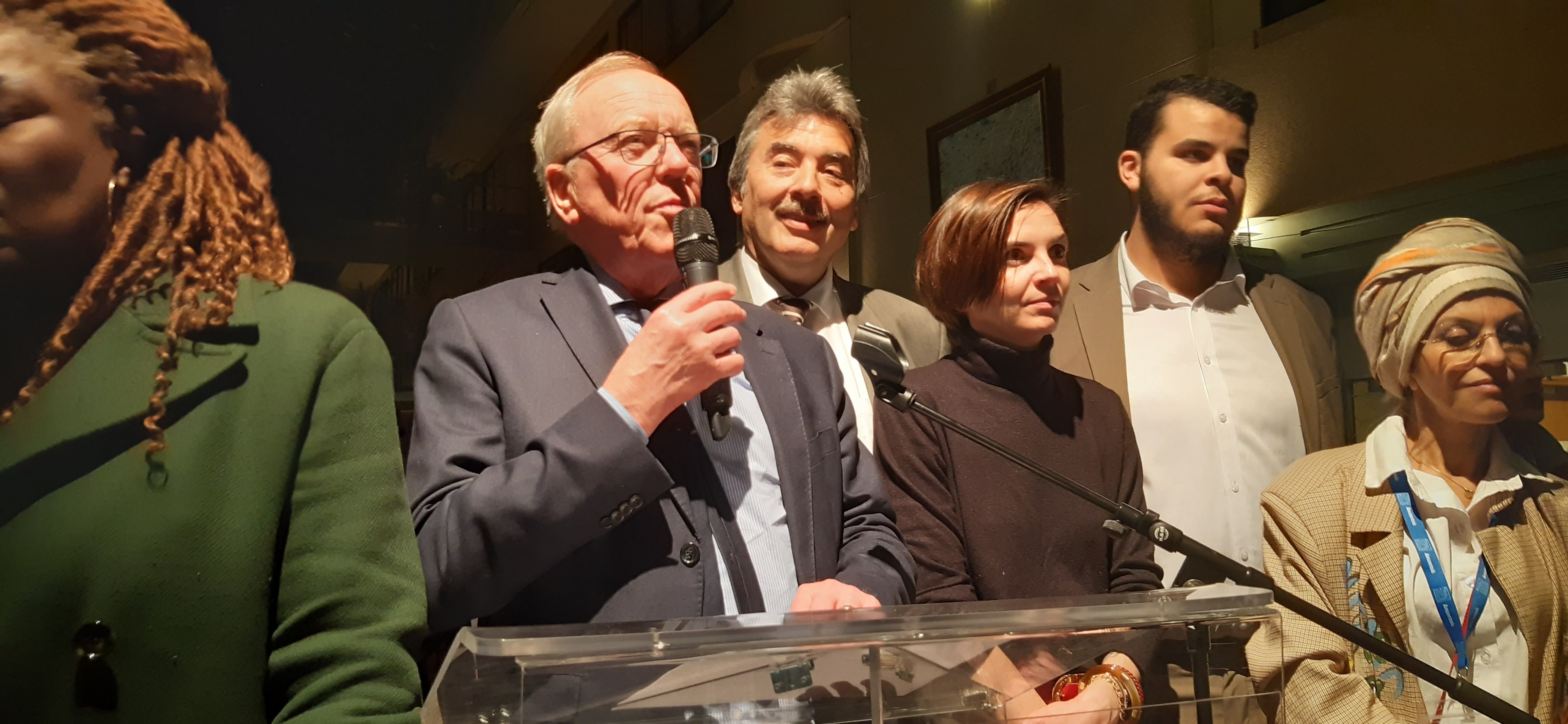 Ce dimanche soir, à Argenteuil, Georges Mothron (LR), le maire, annonce les résultats. Jean-Luc Mélenchon frôle les 50%. LP/Frédéric Naizot.