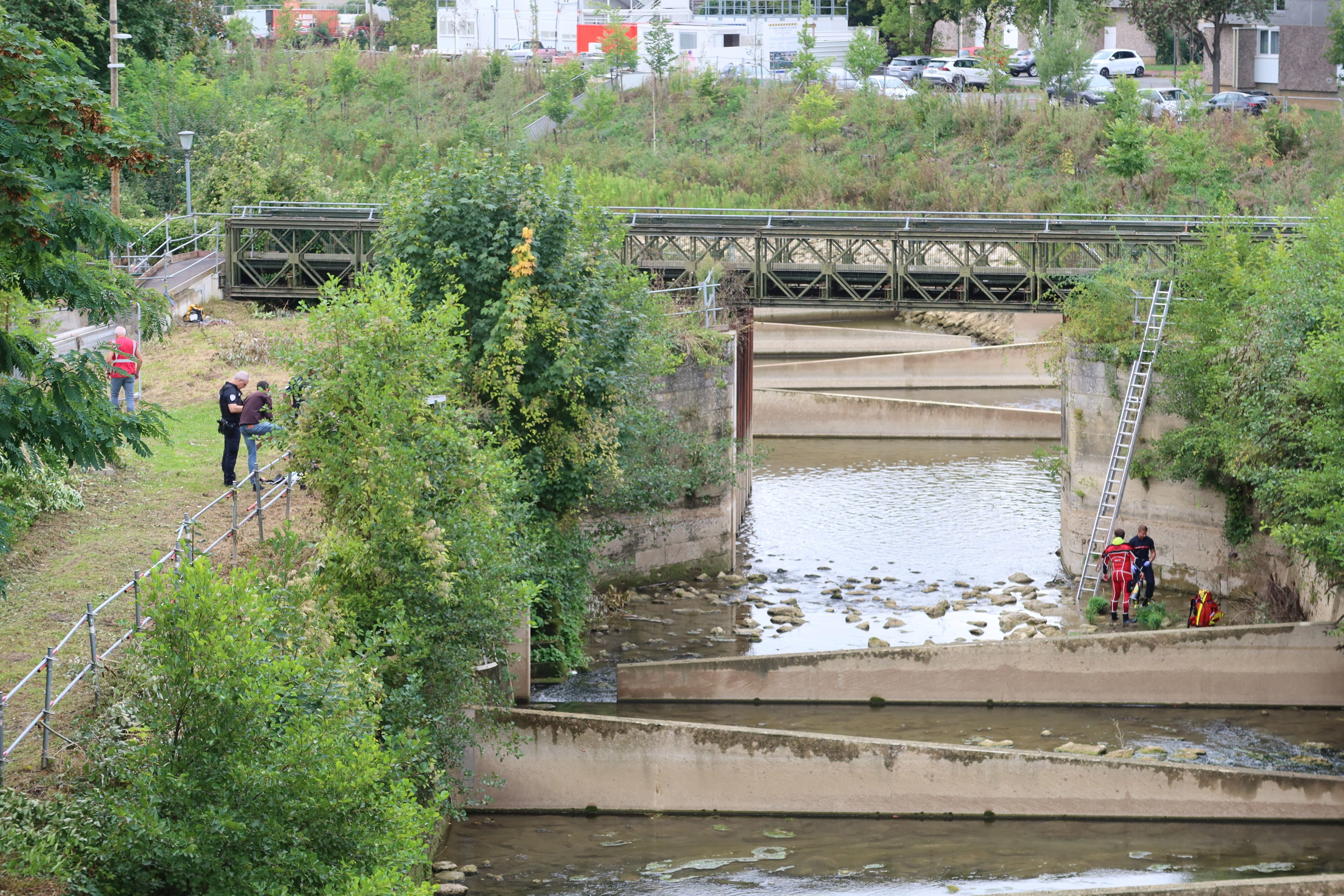 Meaux, mardi 3 septembre 2024. Un homme qui élagait les bords d'un ancien canal a fait une chute d'environ 6 mètres dans celui-ci, presque vide. Il a été hospitalisé dans un état grave. LP/S.R.