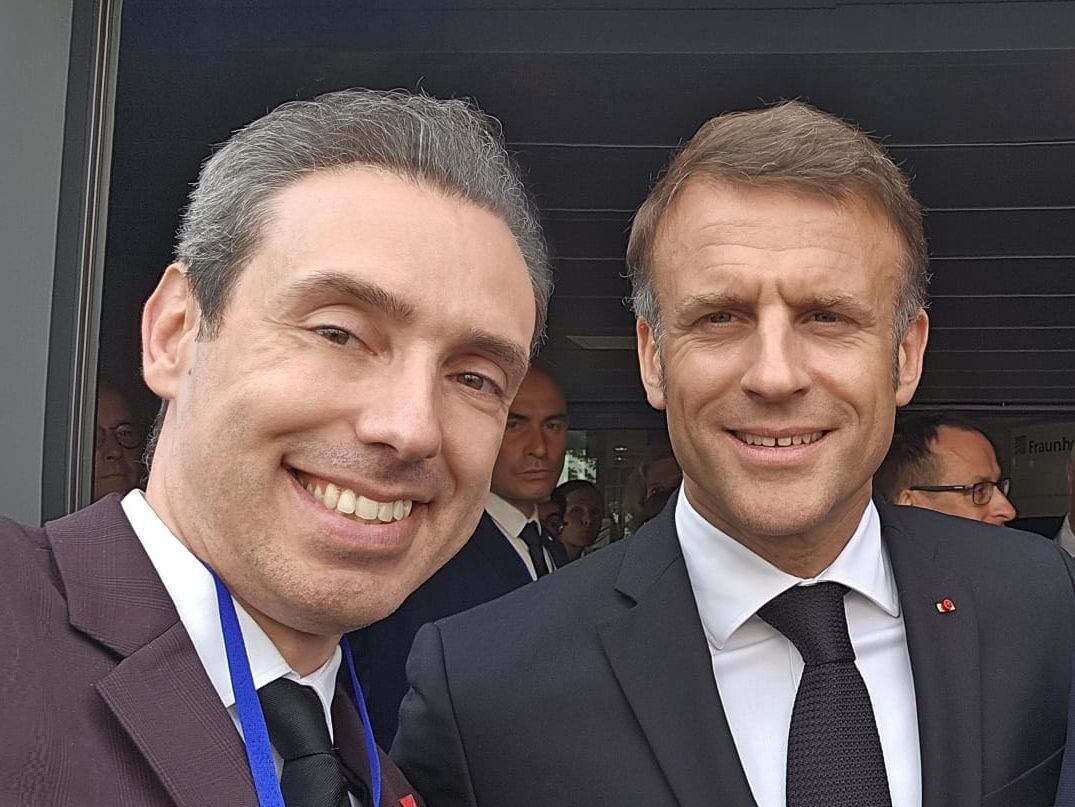 Berlin (Allemagne), lundi. Cosimo Prete, ici avec le président Macron, a créé CST, entreprise spécialisée dans la fabrication d'encre inviolable pour les passeports. Photo DR