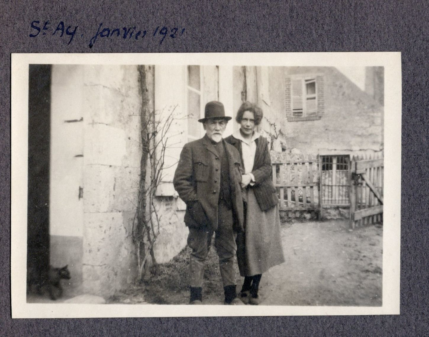 L'exposition «Fenêtre sur l’intime» présente des photographies issues de la collection privée de Théophile Alexandre Steinlen, ici à gauche avec sa fille Colette à Jouy-le-Moutier. DR