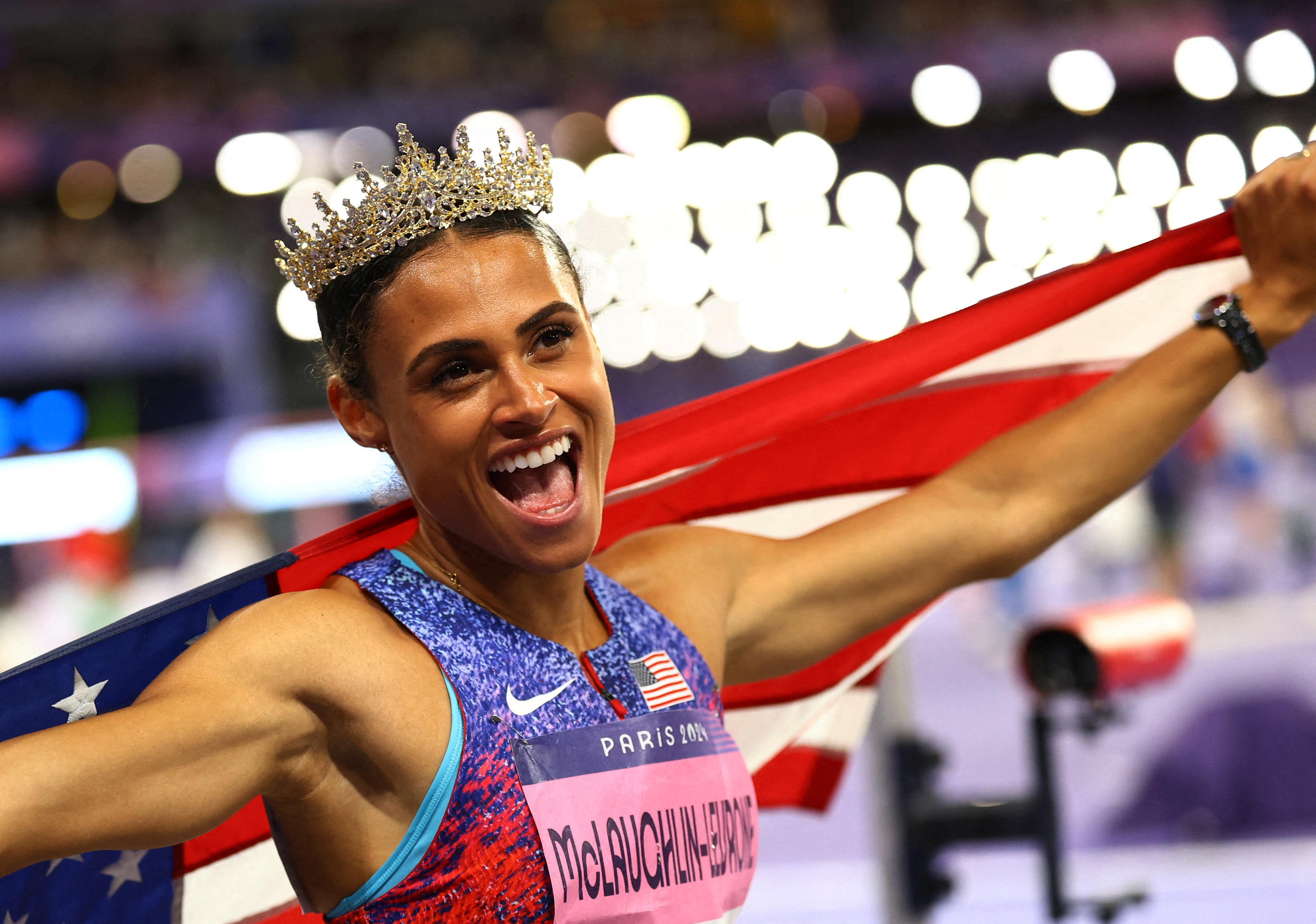 Avec son chrono de 50″37 en finale du 400 m haies des Jeux olympiques de Paris, Sidney McLaughlin-Levrone bat le record du monde du 400 m haies. REUTERS/Kai Pfaffenbach