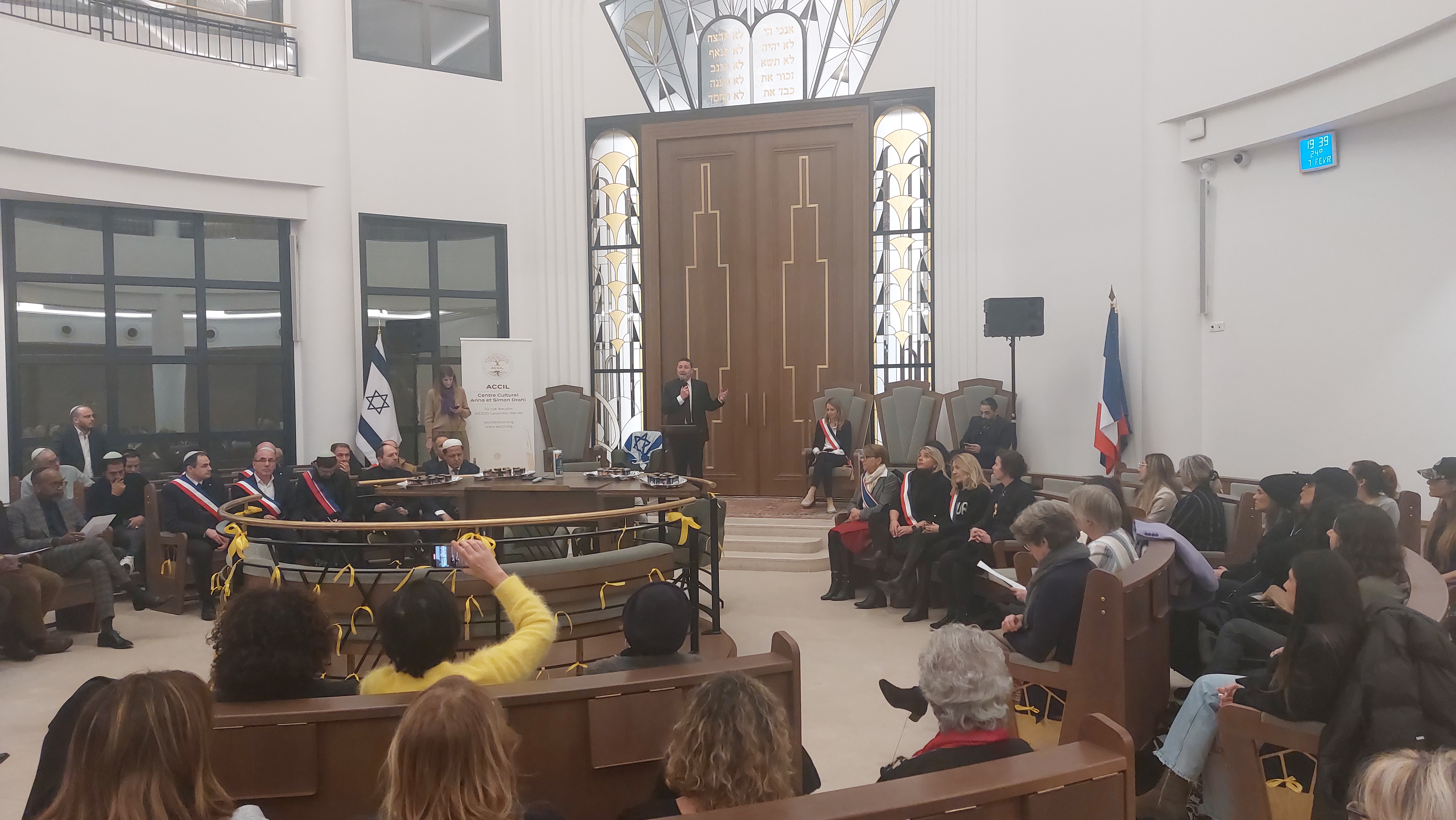 Levallois, ce mercredi soir. Le centre communautaire israélite de Levallois organisait, quelques heures après l'hommage de la Nation aux Invalides, une cérémonie en hommage aux 42 français assassinés le 7 octobre dernier. LP/A-.S.D.