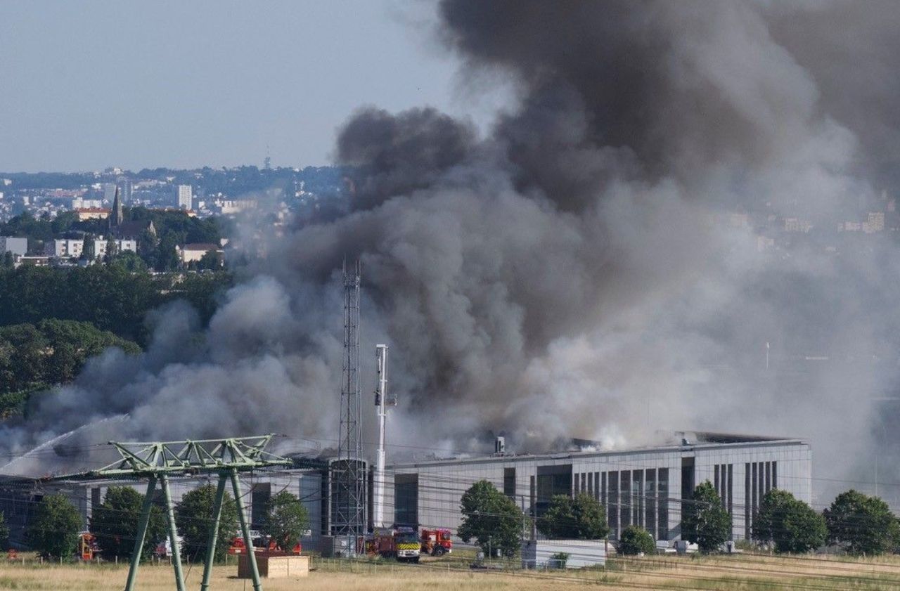 <b></b> Saint-Germain-en-Laye, le 3 juillet 2019. Un énorme incendie avait totalement ravagé une unité capitale de l’usine de traitement des eaux.