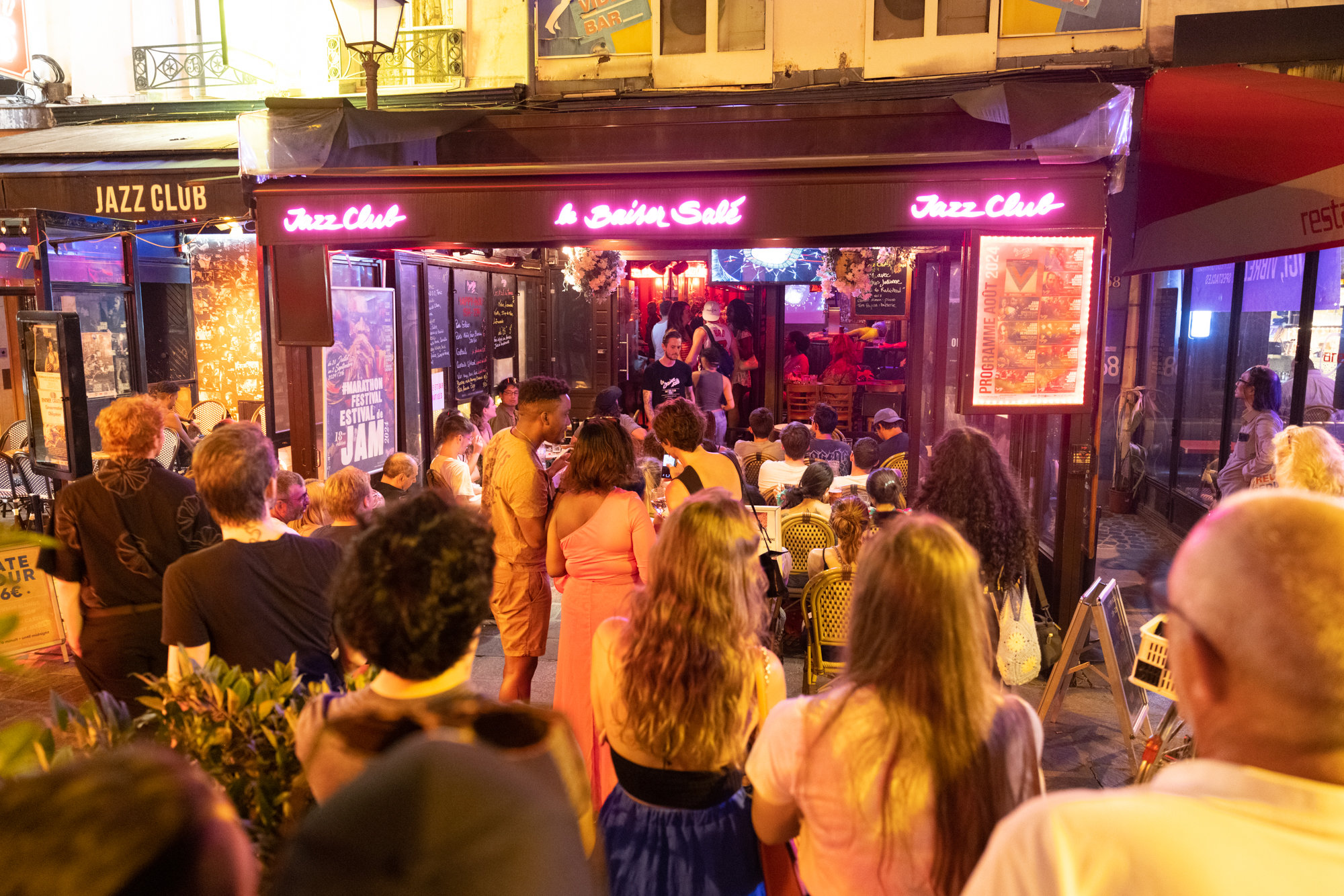 À Châtelet, des bars ont sorti les écrans pour permettre aux passants de regarder la cérémonie de clôture des Jeux olympiques. LP/Arnaud Dumontier