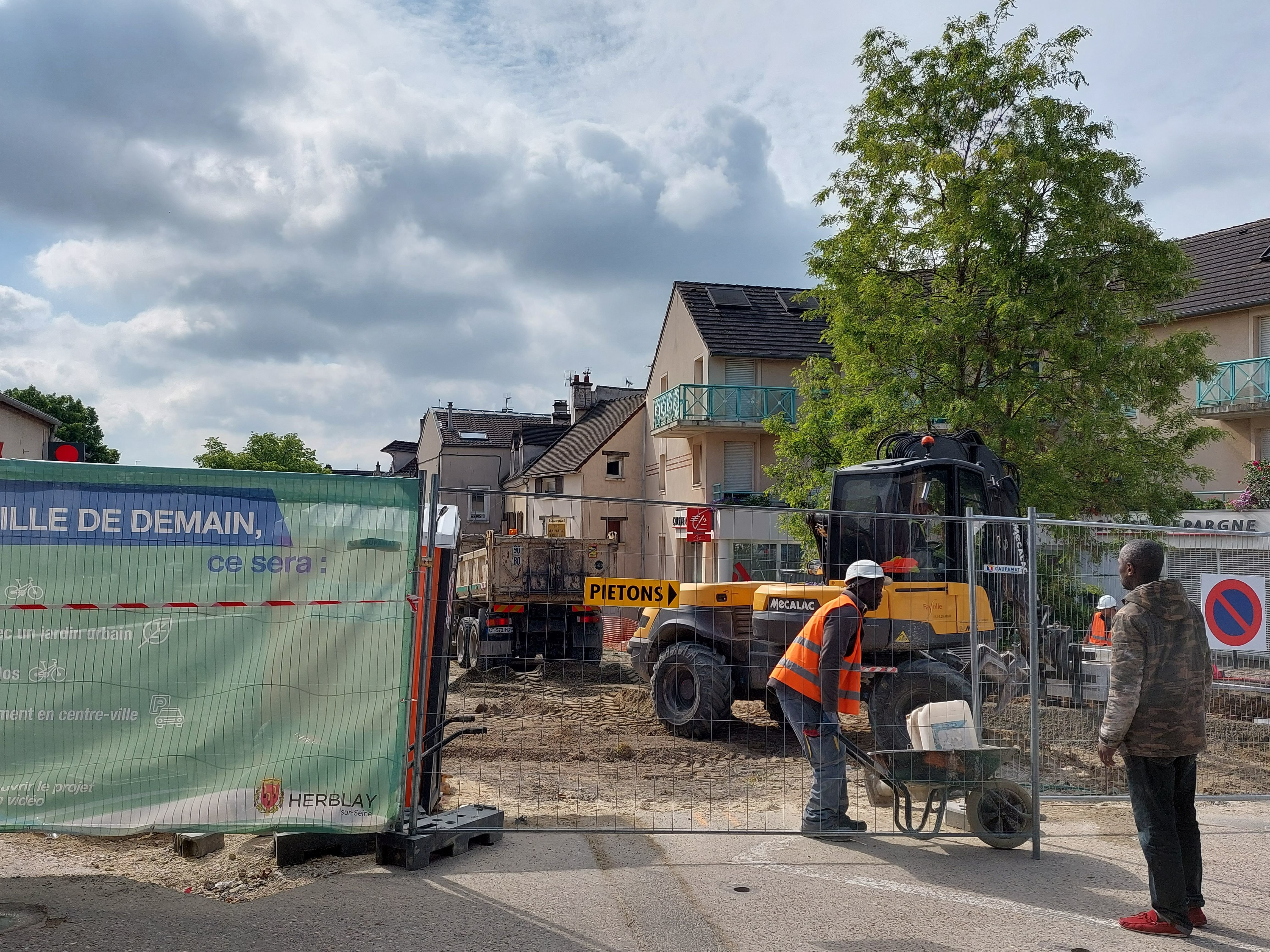 Herblay (Val-d'Oise), le 4 mai. Le chantier de réaménagement du centre-ville d'Herblay a débuté en mars. LP/V.M.