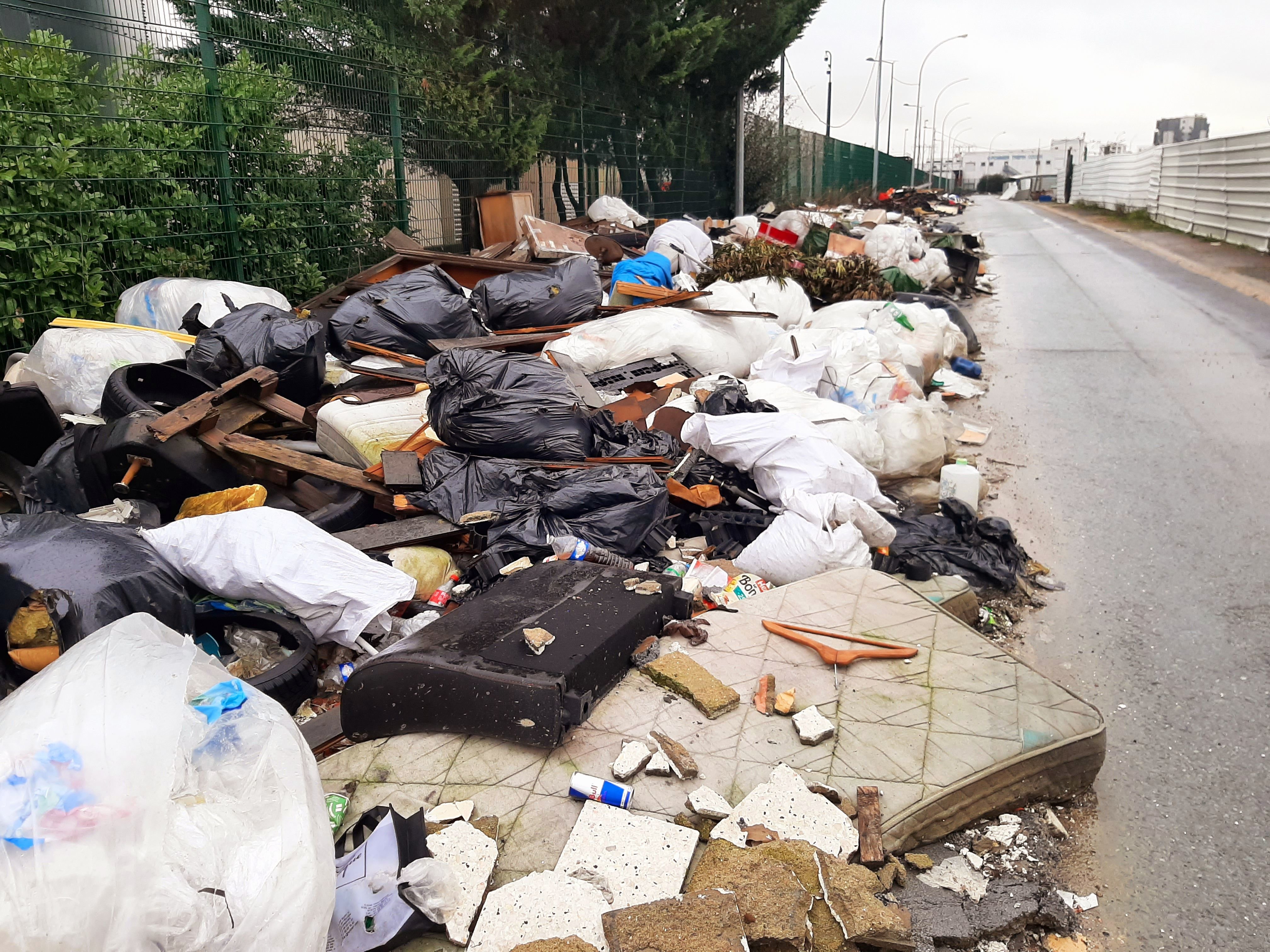 Rungis, le 26 février. La rue des Routiers, située entre le MIN et la D7, est souillée sur des centaines de mètres par les dépôts sauvages d'ordures depuis des mois. À peine enlevés, de nouveaux déchets y sont entassés. LP/Marine Legrand