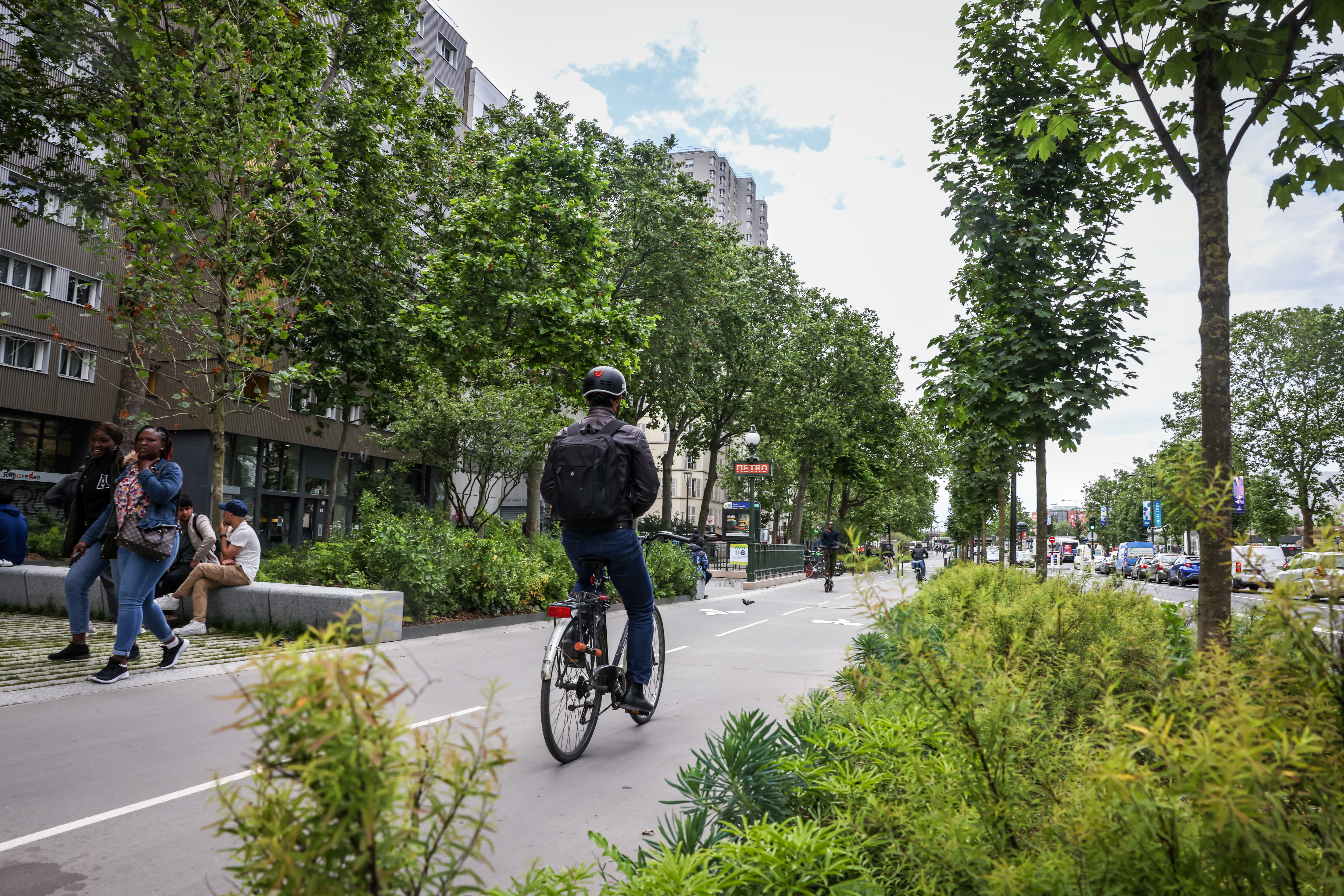 Parsi XVIIIe, le 11 juin. Rue de la Chapelle, les trottoirs ont été élargis et végétalisés. Une large piste cyclable bidirectionnelle a également été créée. LP/Fred Dugit