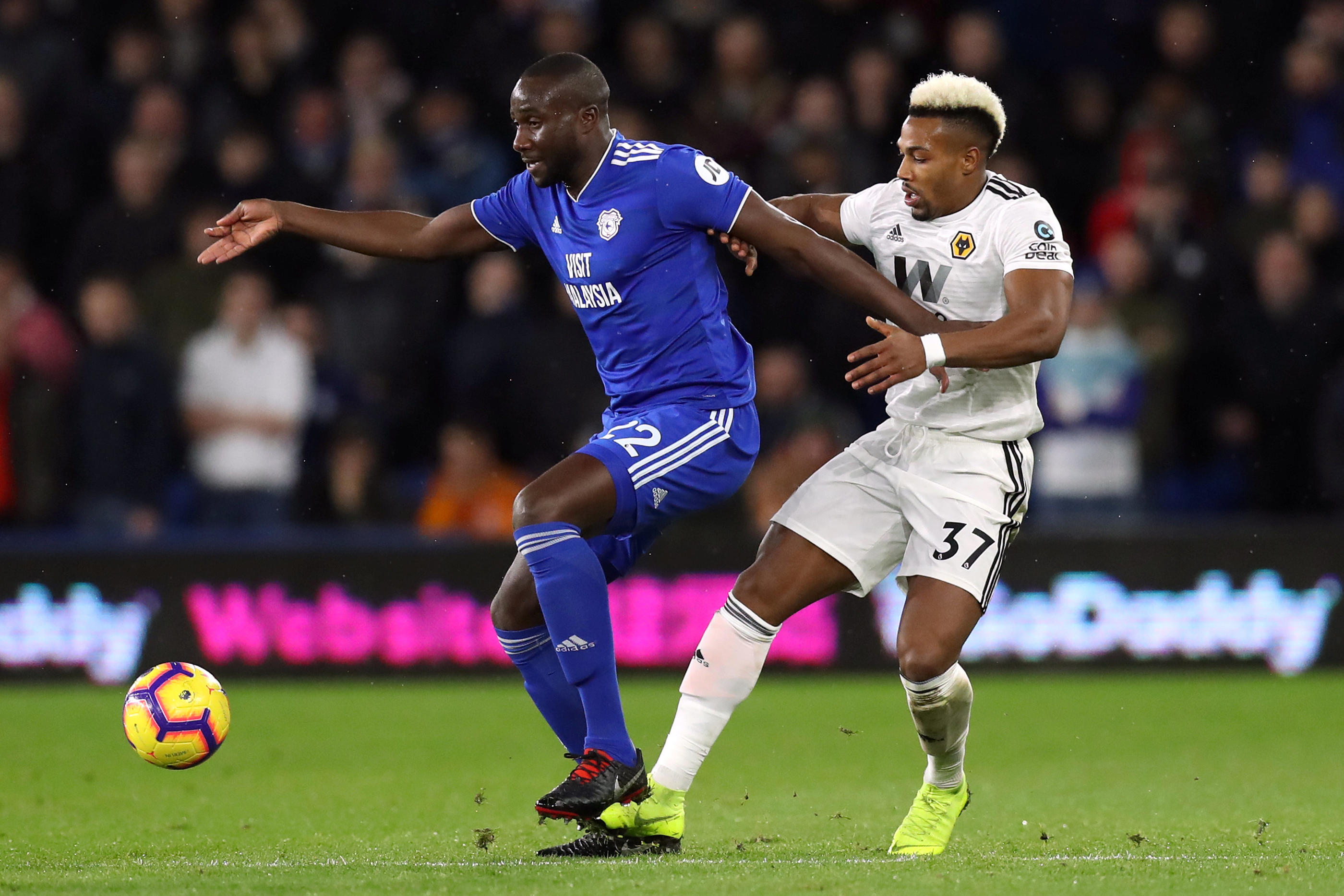 Sol Bamba (à gauche) avec le maillot de Cardiff, en novembre 2018. REUTERS