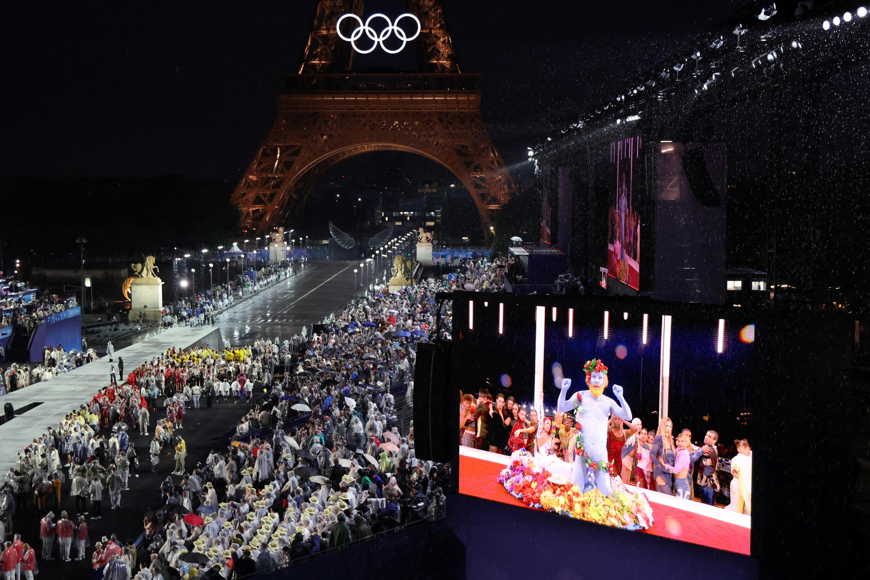 Lors de la cérémonie d'ouverture des Jeux de Paris, un des tableaux mettait en scène le chanteur Philippe Katerine, grimé en Dionysos et des drag-queens derrière une grande tablée, un clin d'œil à De Vinci. AFP/Ludovic Marin