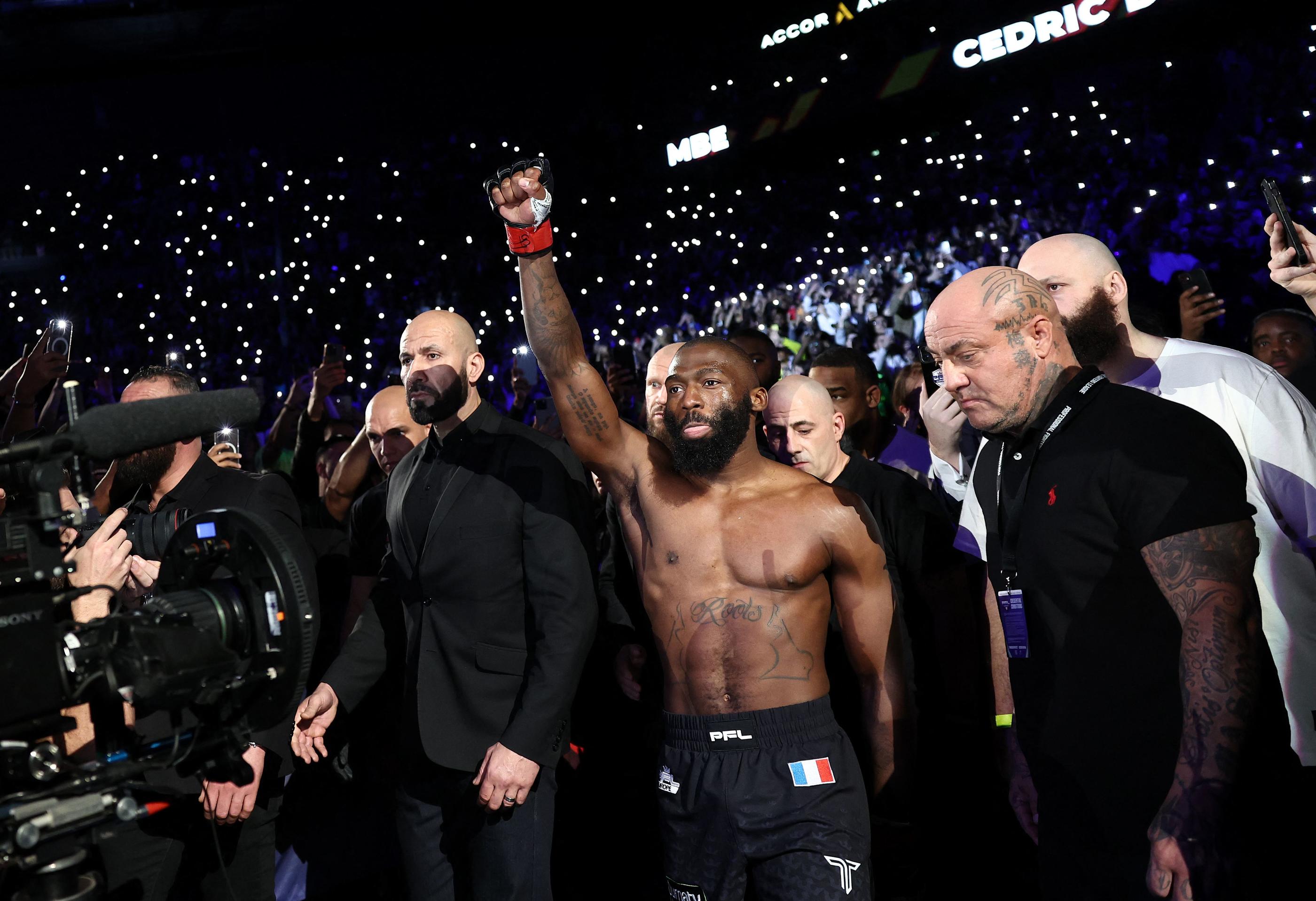 Les flashs des 16 000 spectateurs de l'Accor Arena étaient braqués, jeudi, sur Cédric Doumbè lors de son entrée dans la cage face à Baysangur « Baki » Chamsoudinov. AFP/Franck Fife