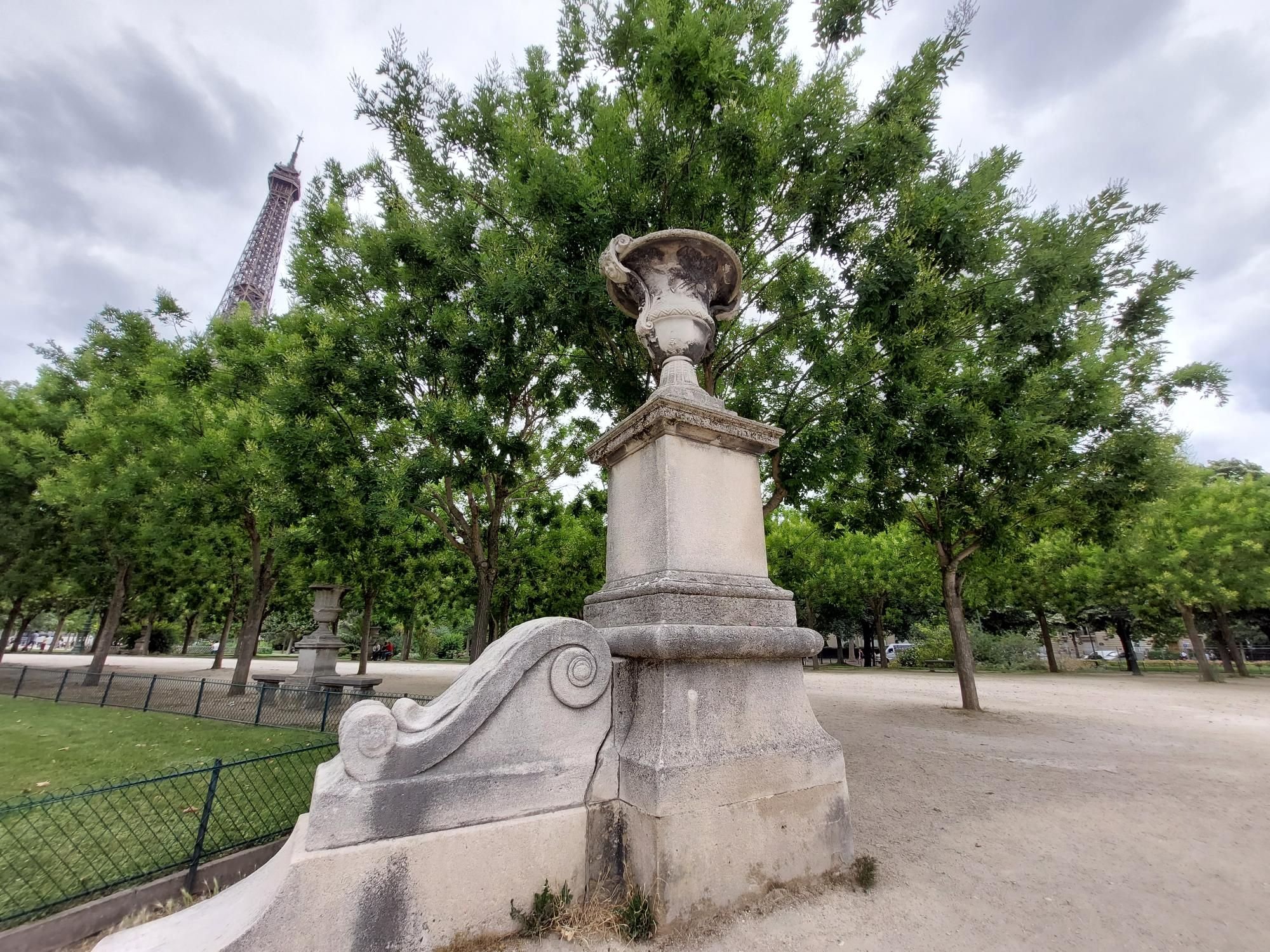 Opposés au projet du site tour Eiffel, les Amis du Champ de Mars réclament  la restauration du mobilier urbain d'époque - Le Parisien