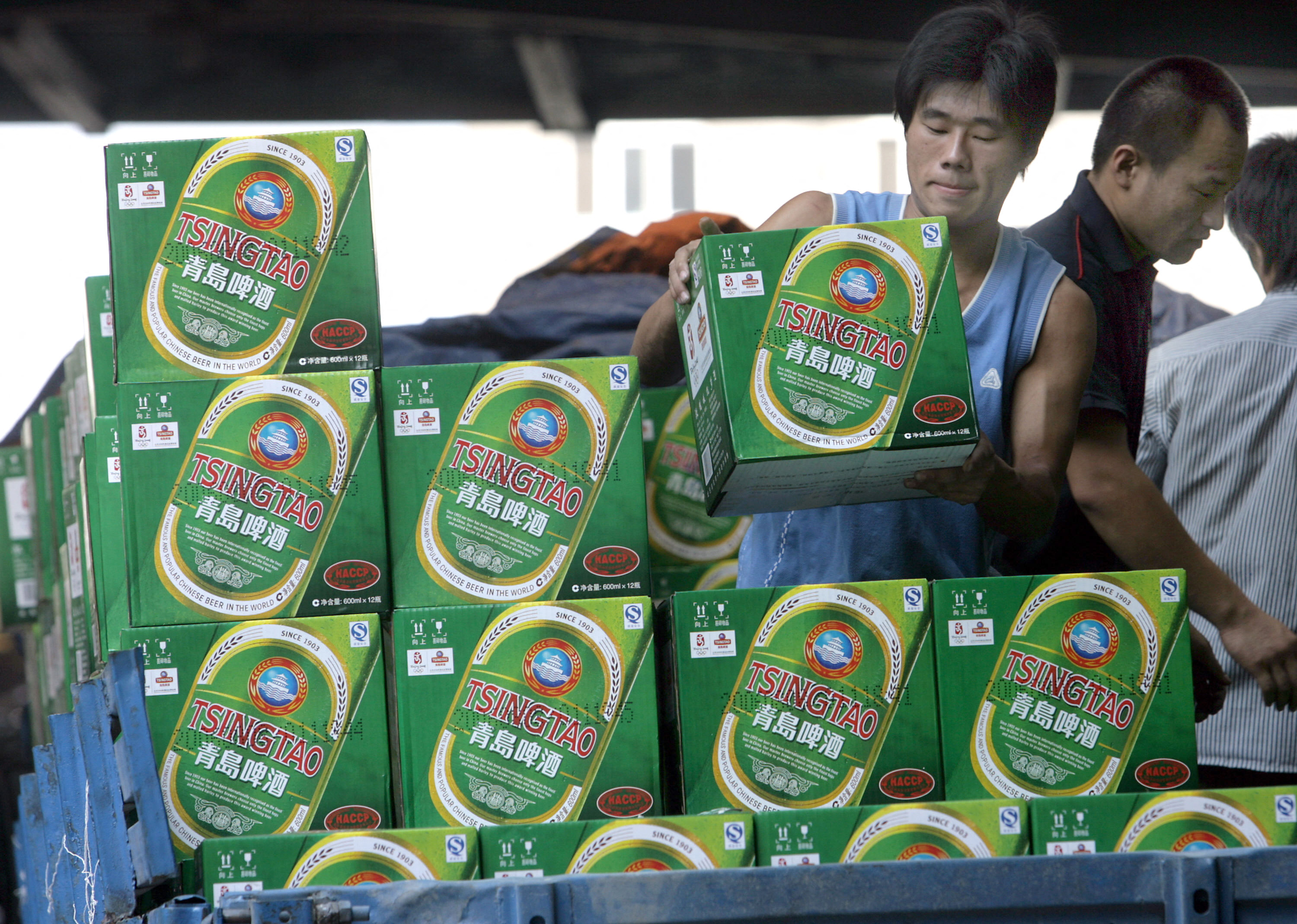 Tsingtao, deuxième brasseur de Chine, est l’une des marques de boissons les plus connues du pays. (Illustration) AFP/GOH CHAI HIN