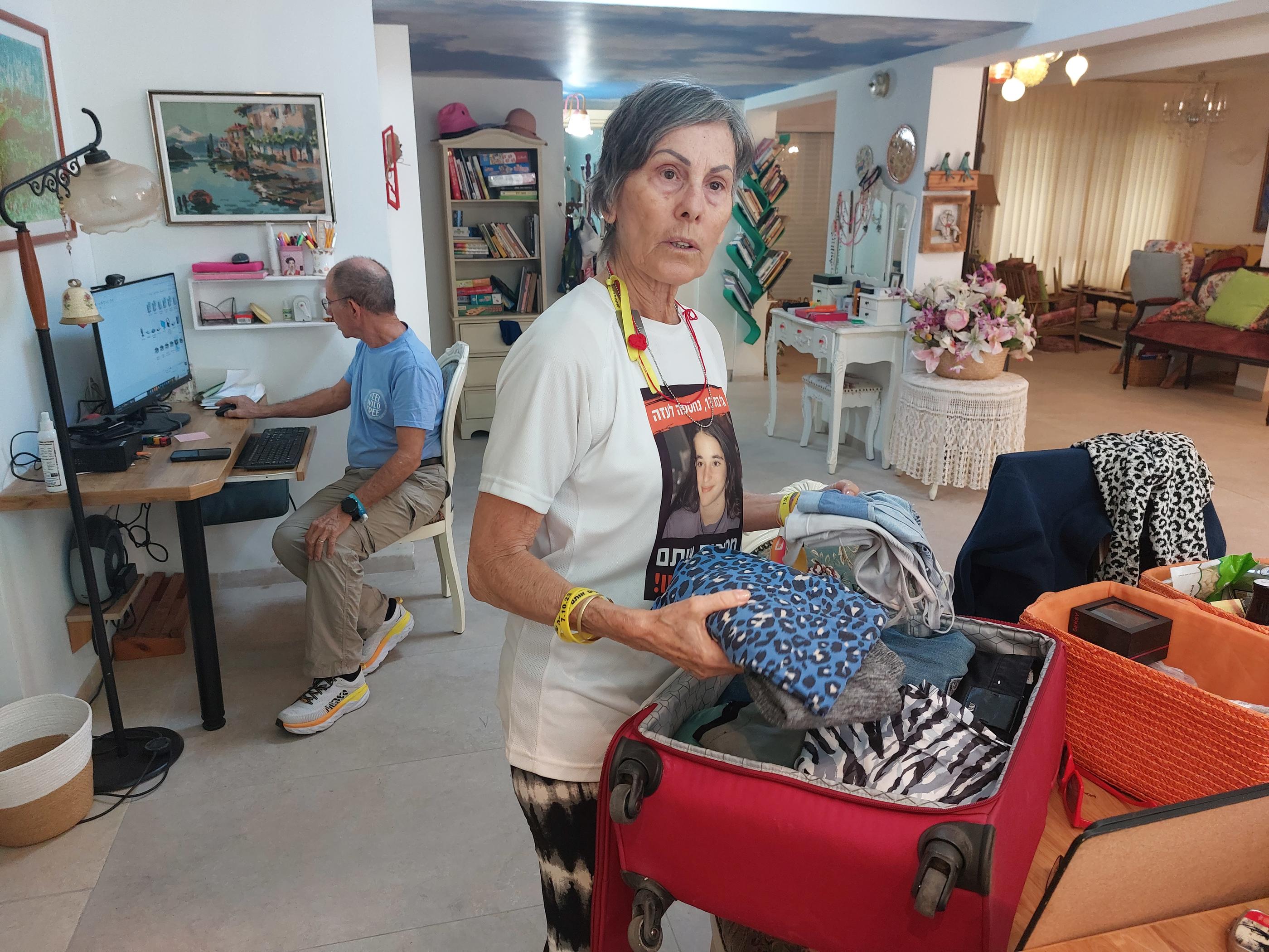Ce mercredi, Kamelia, la grand-mère de Gali, jeune otage du Hamas, est revenue à Be'eri, aux portes de Gaza, où elle a vécu l'attaque du 7 octobre. LP/Christel Brigaudeau