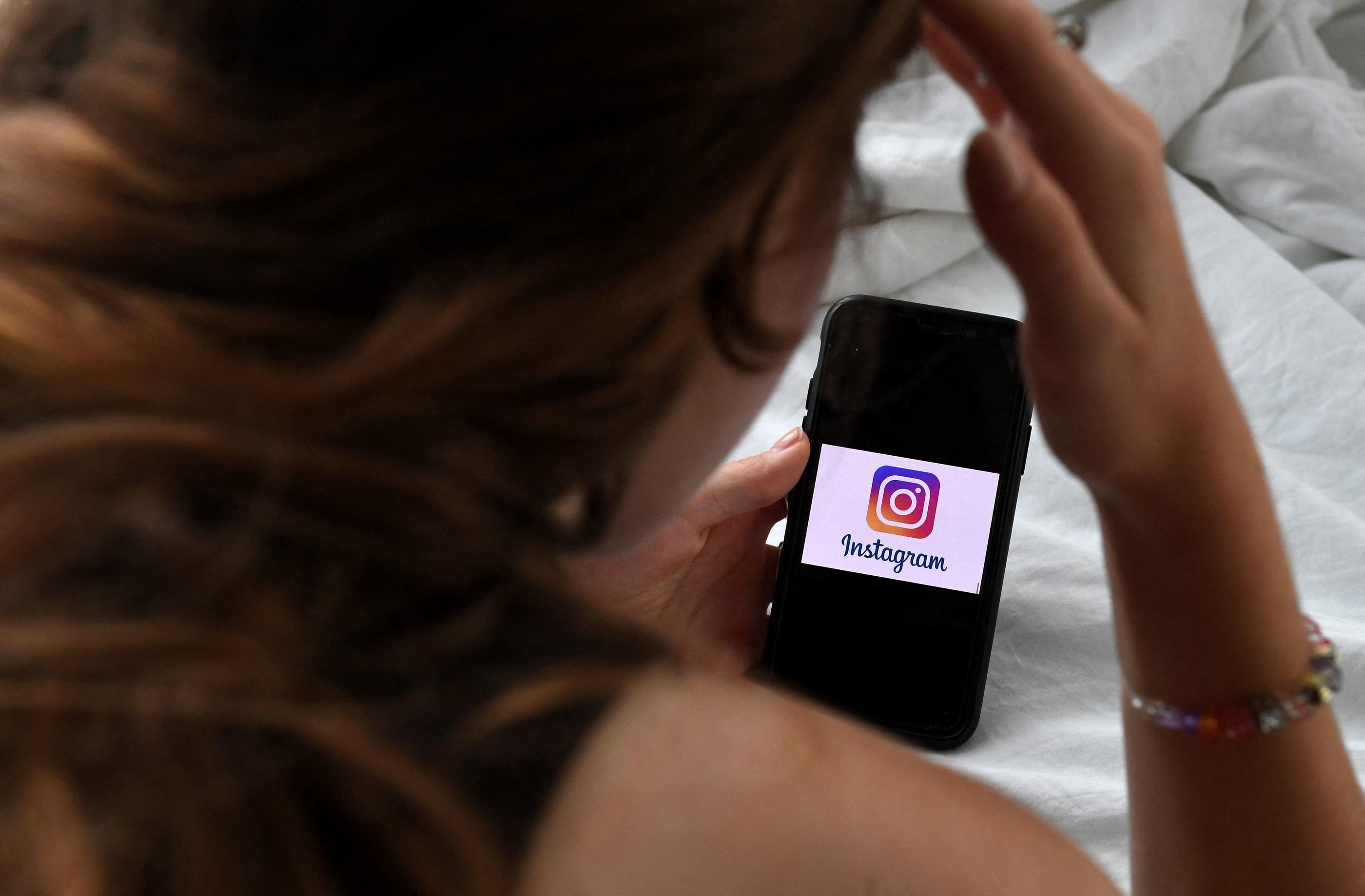 Le contrôle parental va être étendu et les parents pourront superviser les activités de leurs enfants sur Instagram (Illustration). AFP/OLIVIER DOULIERY