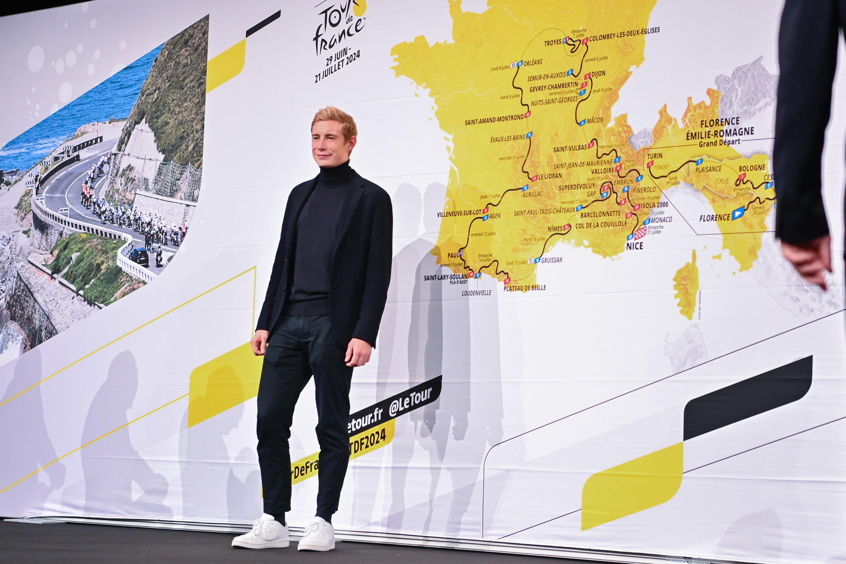 Jonas Vingegaard, ici lors de la présentation du Tour 2024, ce mercredi, semble ravi du parcours dessiné par les organisateurs. Icon Sport/Anthony Dibon
