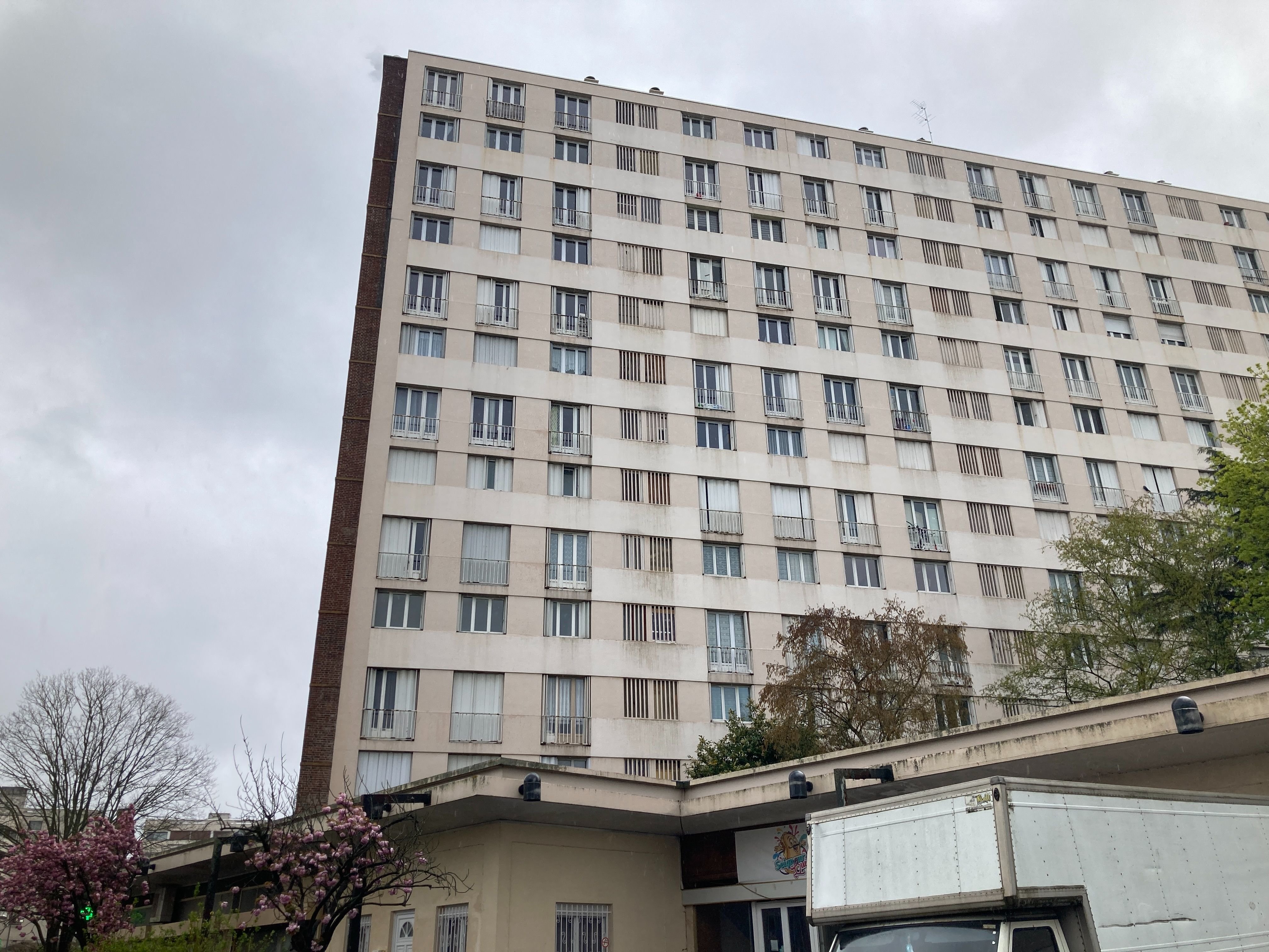 Longjumeau (Essonne), ce vendredi 14 avril 2023. Une jeune femme de 25 ans aurait été défenestrée depuis le huitième étage de cet immeuble qui en compte douze, rue du Président-François-Mitterrand. LP/B.S.