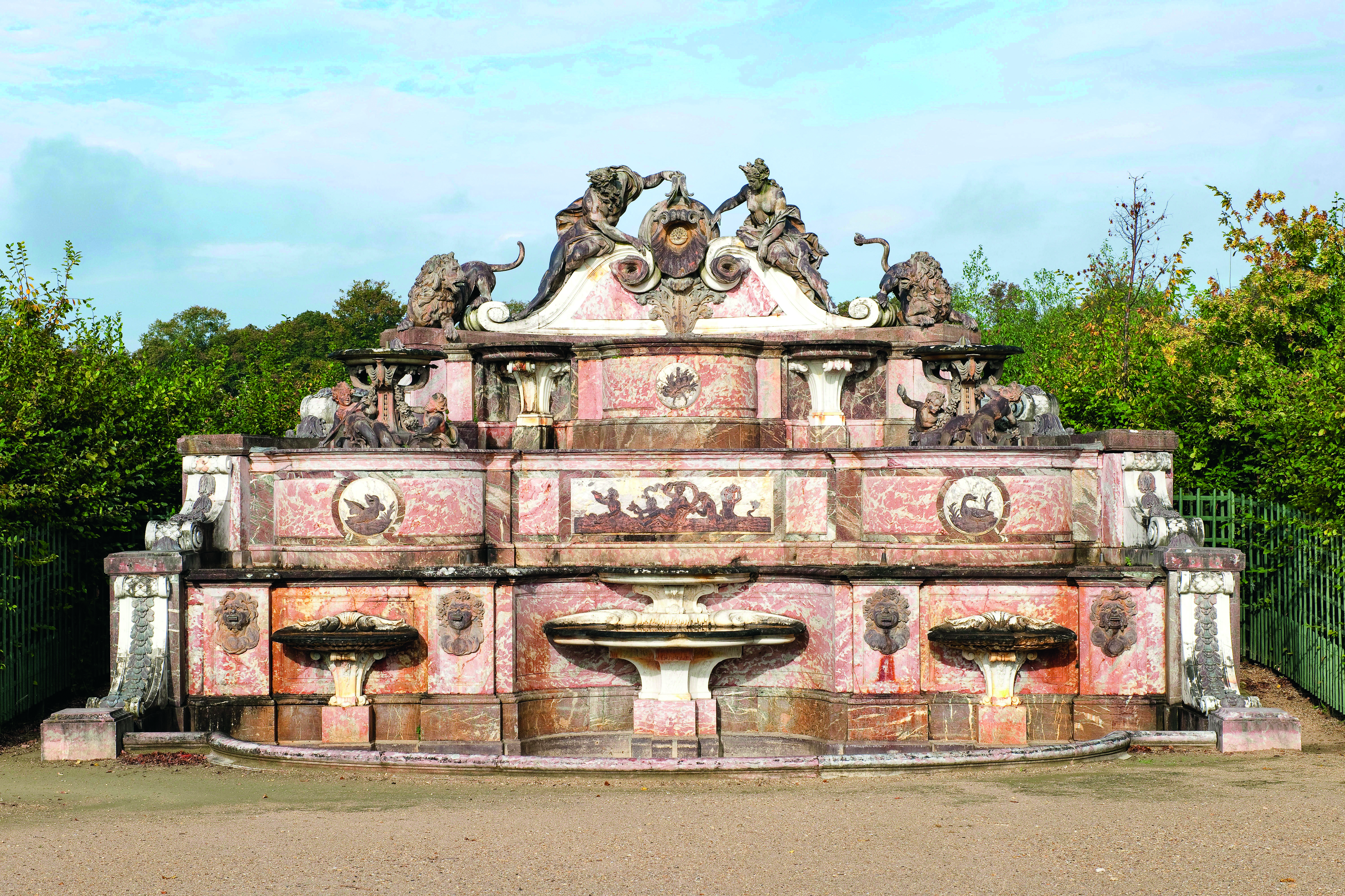 Le Buffet d’eau, construit en 1702, n’avait pas été restauré depuis 1892. C’était l’un des « projets prioritaires » de la direction, qui a sollicité des mécènes : le chantier a duré de janvier 2022 à juin 2023. Photo château de Versailles