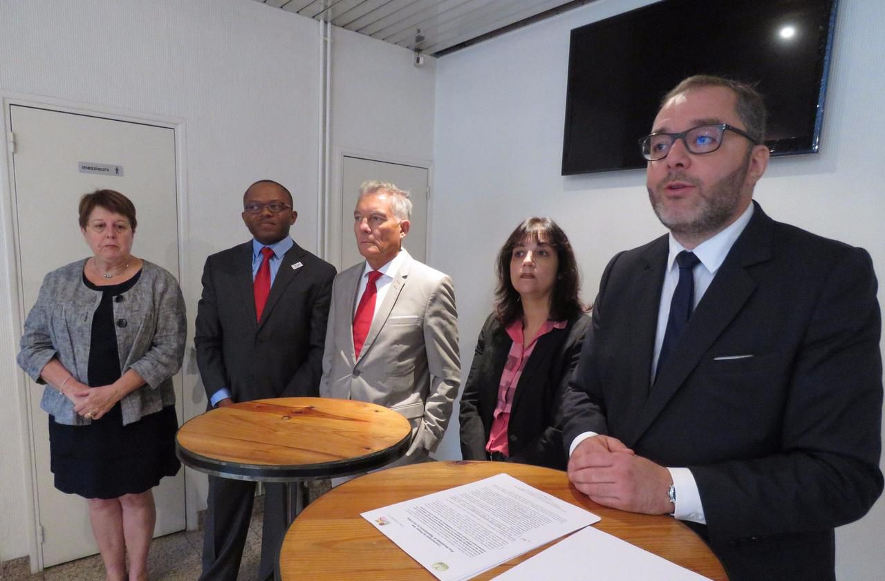 <b></b> Cergy, jeudi 7 septembre. De gauche à droite : Lydia Chevalier, Blaise Ethodet, Jean-Pierre Bequet, Isabelle Beressi et Rachid Temal sont candidats PS aux élections sénatoriales. 