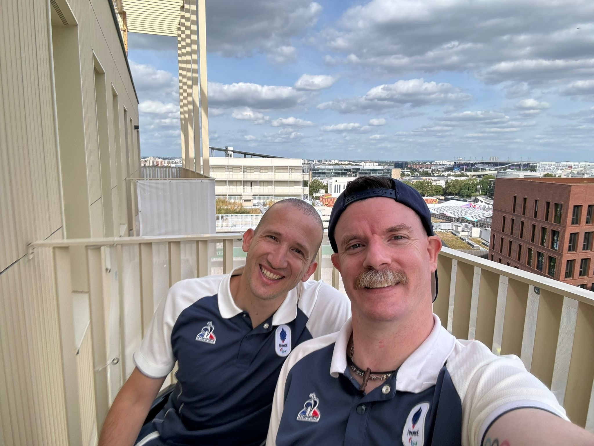 Les para-athlètes français Nicolas Savant-Aira et Florian Merrien prennent un selfie depuis le balcon de leur appartement au village des athlètes. DR