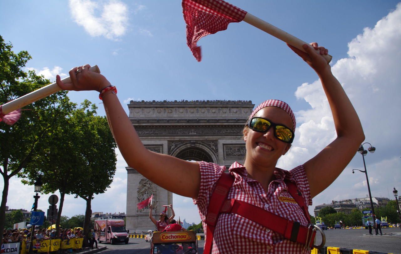 <b>Paris.</b> Habitante de Verneuil-sur-Seine, Justine participe à 23 ans à son quatrième tour de France comme hôtesse de distribution. 