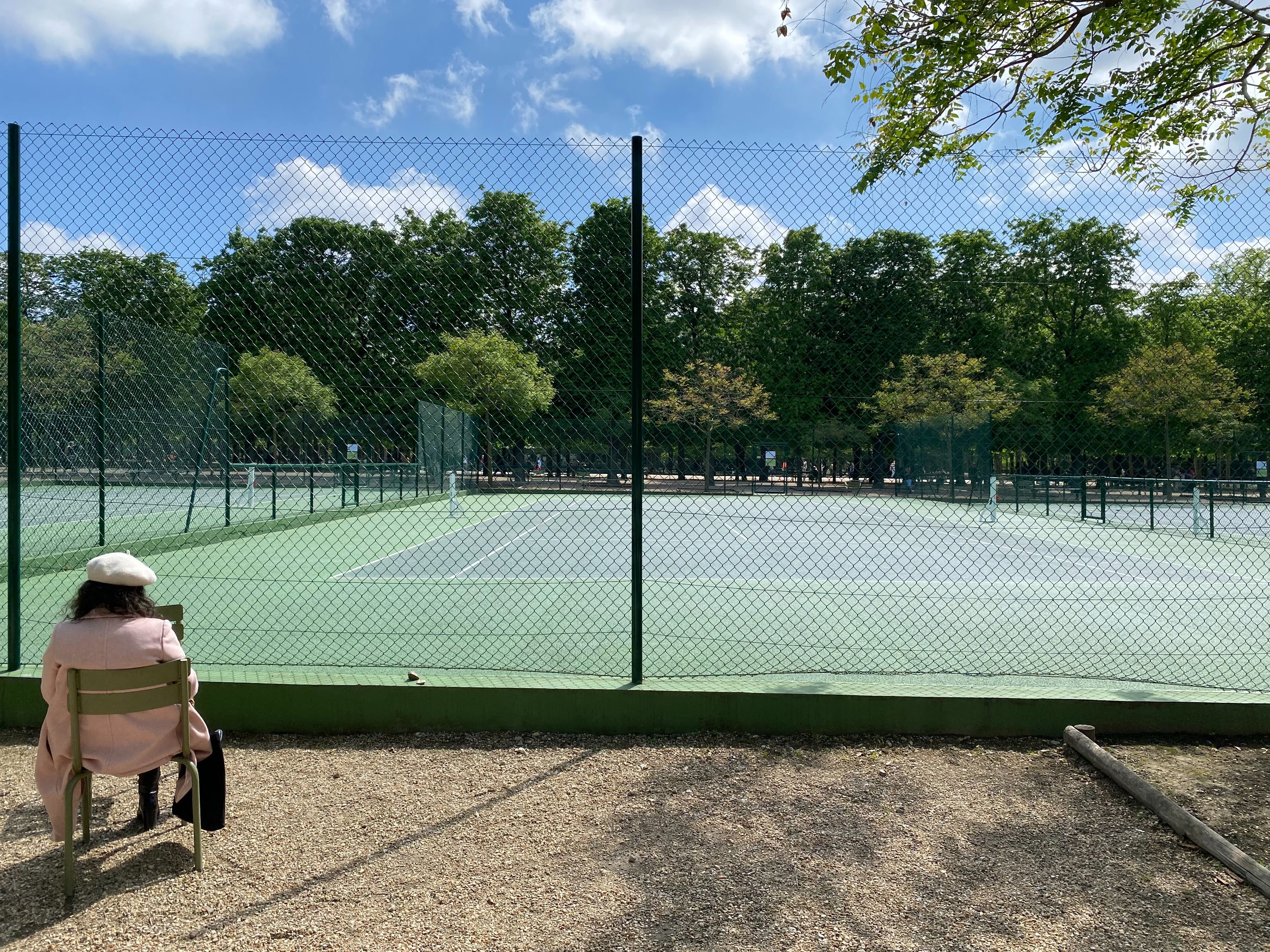Paris (VIe), mardi 2 mai. Les six terrains de tennis du jardin du Luxembourg sont fermés depuis le 1er mars en attendant les résultats d'un recours contre l'appel d'offres lancé par le Sénat. LP/A.C.