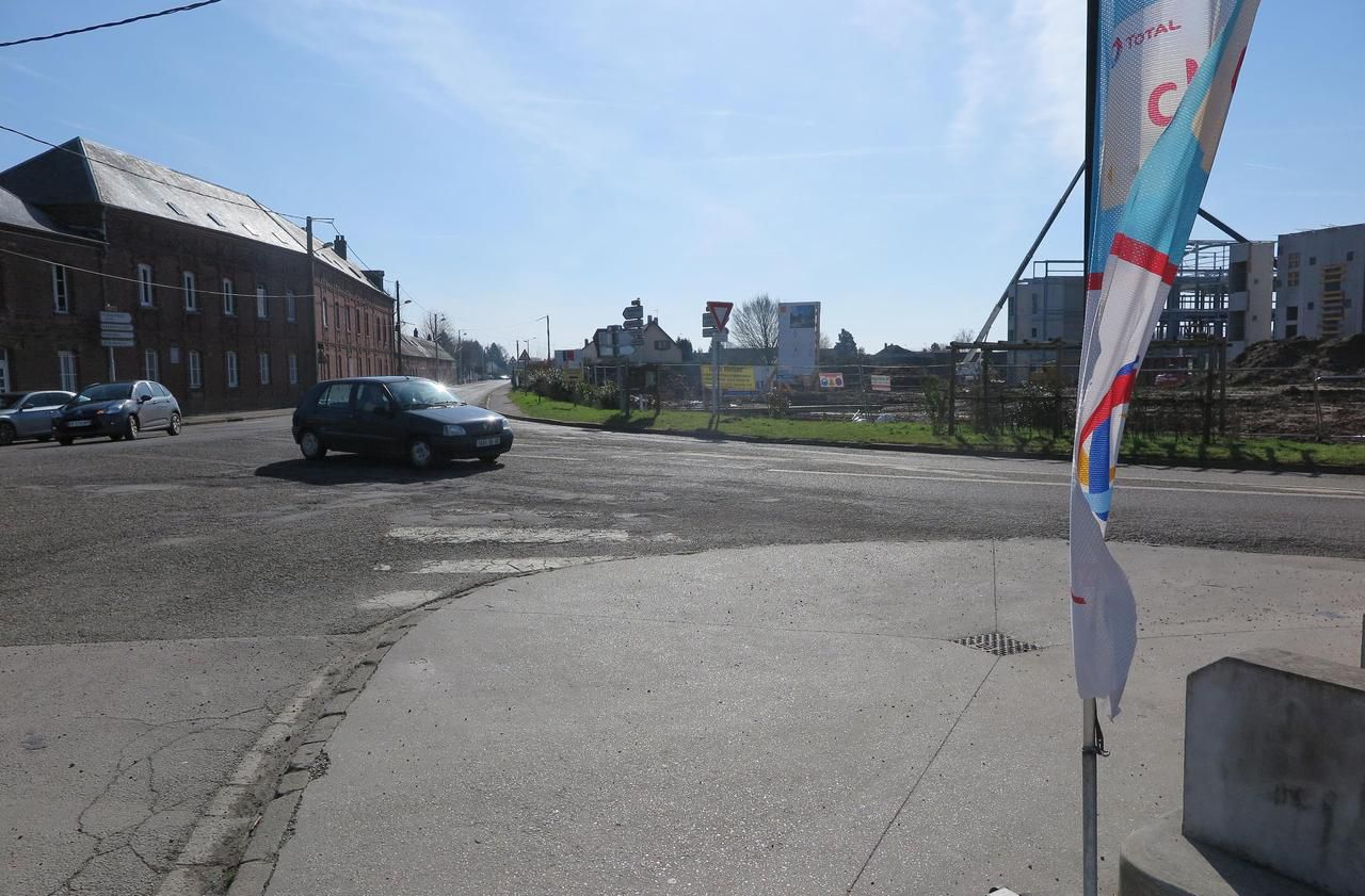 <b></b> Feuquières, mercredi. C’est sur ce carrefour plutôt particulier que le futur rond-point va voir le jour. Entre la station-service, les futurs bureaux de Saverglass (à droite) et son usine (à gauche).