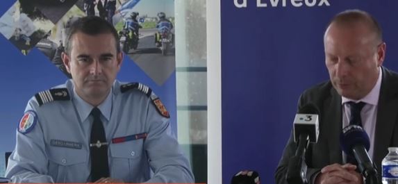 Le colonel Gros, commandant du groupement de gendarmerie départementale de l’Eure et le procureur d’Évreux Rémi Coutin en conférence de presse. Capture d'écran BFM TV