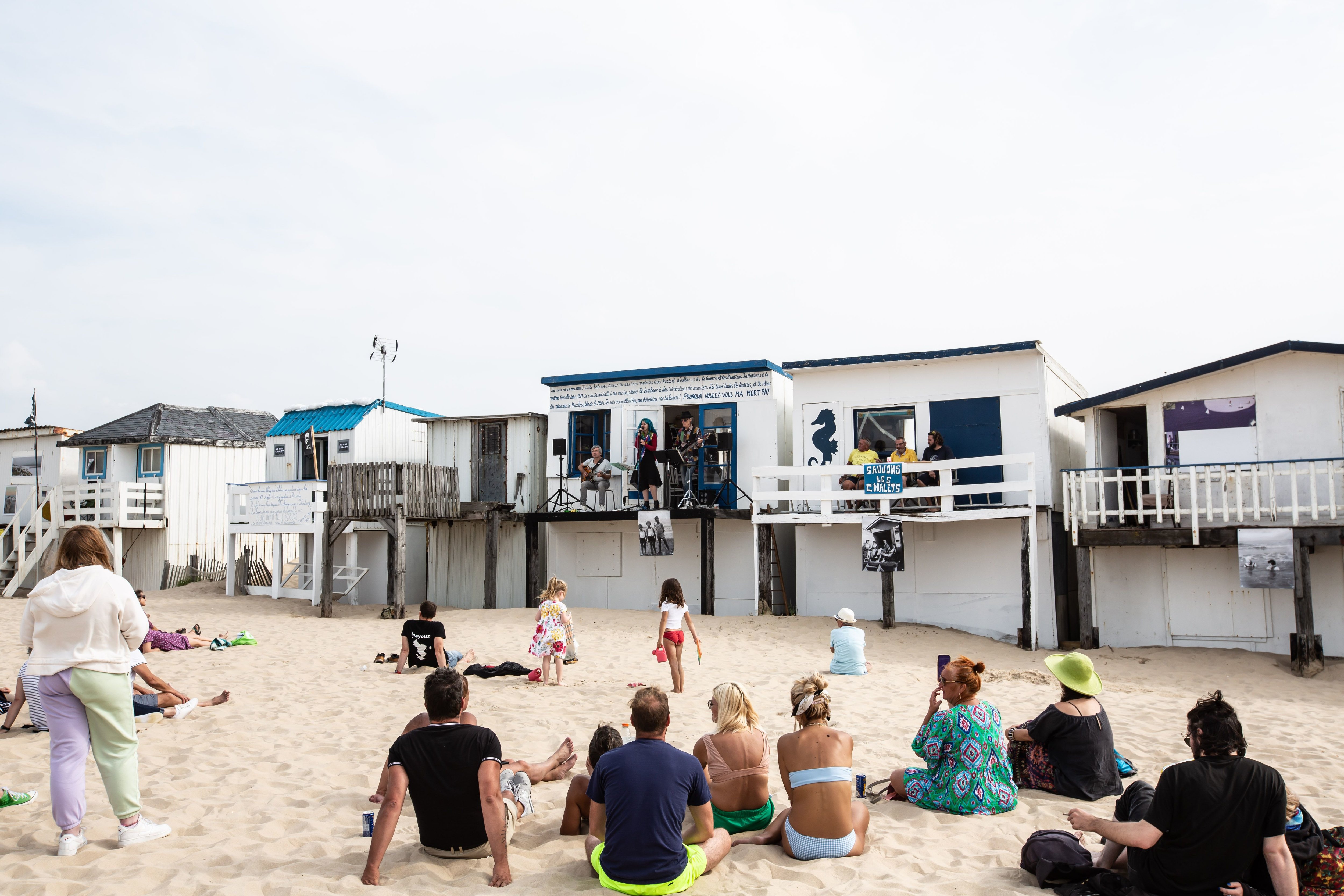 Blériot-Plage (Pas-de-Calais), ce dimanche. Les défenseurs des chalets organisent rencontres et concerts pour sensibiliser à leur cause. DR