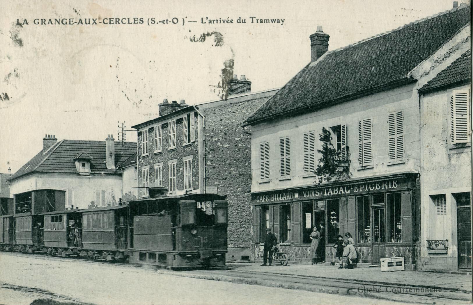 Sur cette carte postale datée du 7 avril 1923, on découvre à Ballainvilliers une rame de l'Arpajonnais tractée par la locomotive à vapeur bicabine n°15 construite par Tubize. DR