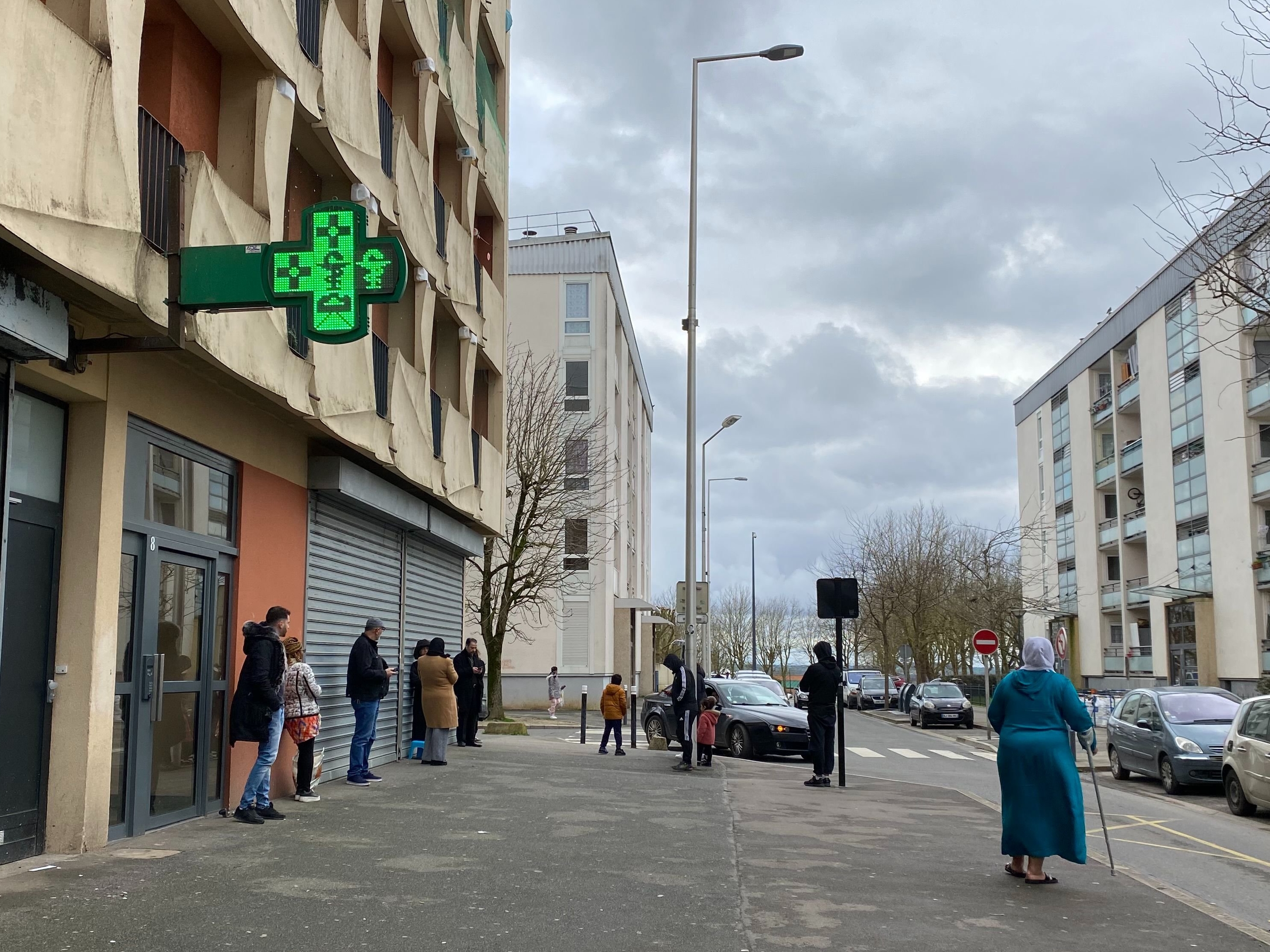 Montereau-Fault-Yonne, le 20 mars. Faute de rendez-vous, les habitants se rabattent souvent sur l’unique docteur de Surville, à côté de la pharmacie. Ils sont nombreux à patienter avant même l'ouverture du cabinet. LP/C.L.