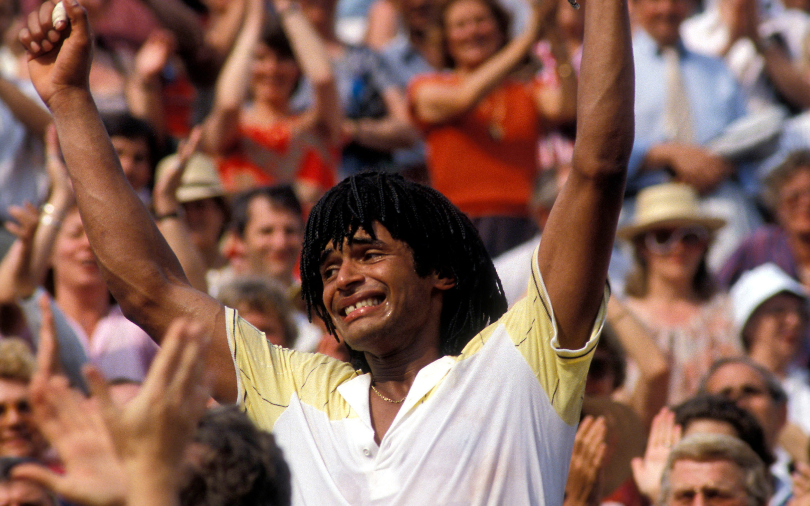 Yannick Noah, le 5 juin 1983, lors de sa victoire en finale du tournoi de Roland-Garros, dans le polo jaune et blanc du Coq sportif, réédité quarante ans après. Icon Sport
