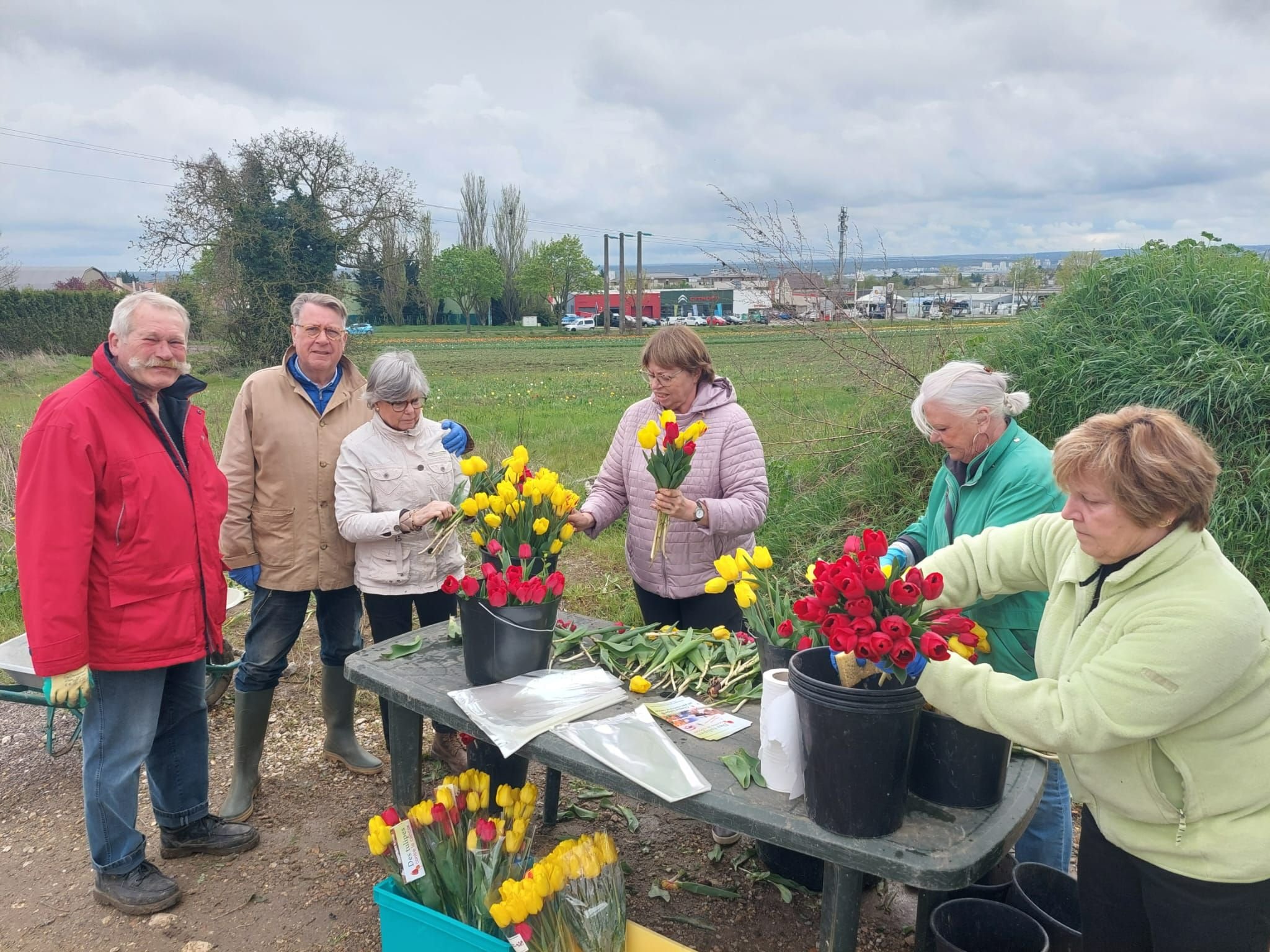 Chanteloup-les-Vignes, le 13 avril 2022. François Esnault (deuxième à partir de la gauche) et les bénévoles du Lions Club de Conflans-Montjoie participent à l'opération "Tulipes contre le cancer" depuis quinze ans. LP/Stéphane Corby