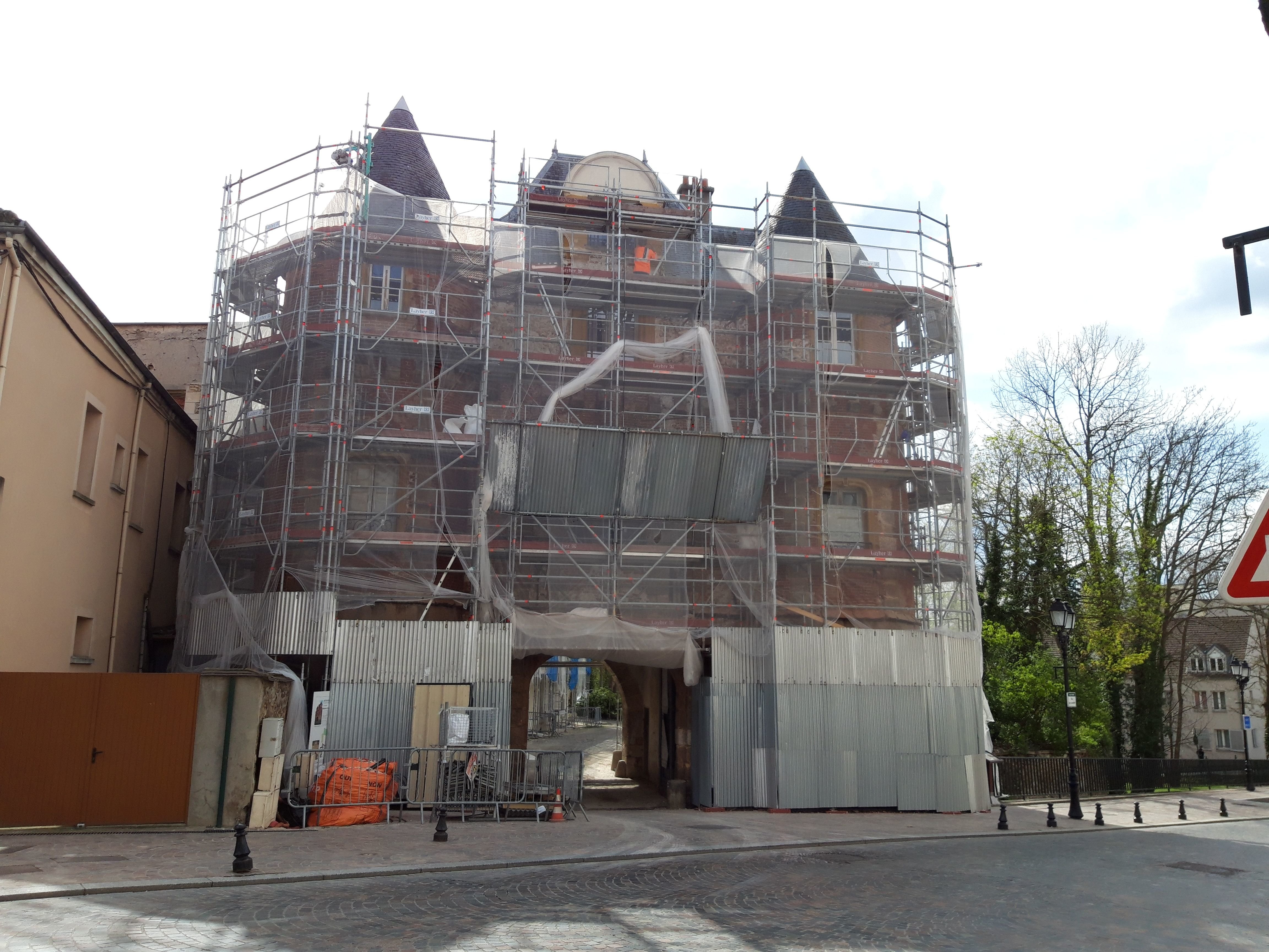 Yerres, le mardi 6 avril 2021. La façade du château est en pleine réhabilitation. Les briques rouges caractéristiques seront conservées. LP/Romain Chiron