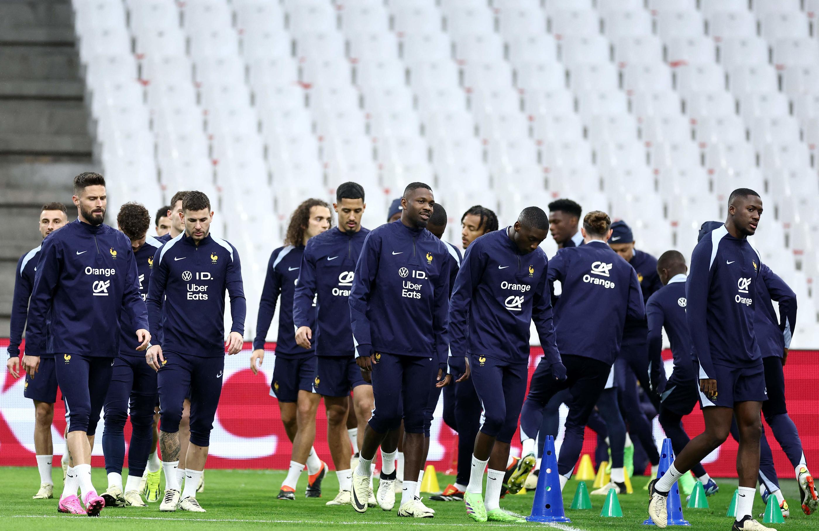 En remaniant largement son équipe, ici à l'entraînement au Vélodrome ce lundi, Didier Deschamps va permettre à certains joueurs de se mettre en valeur avant l'Euro en Allemagne. AFP/Franck Fife