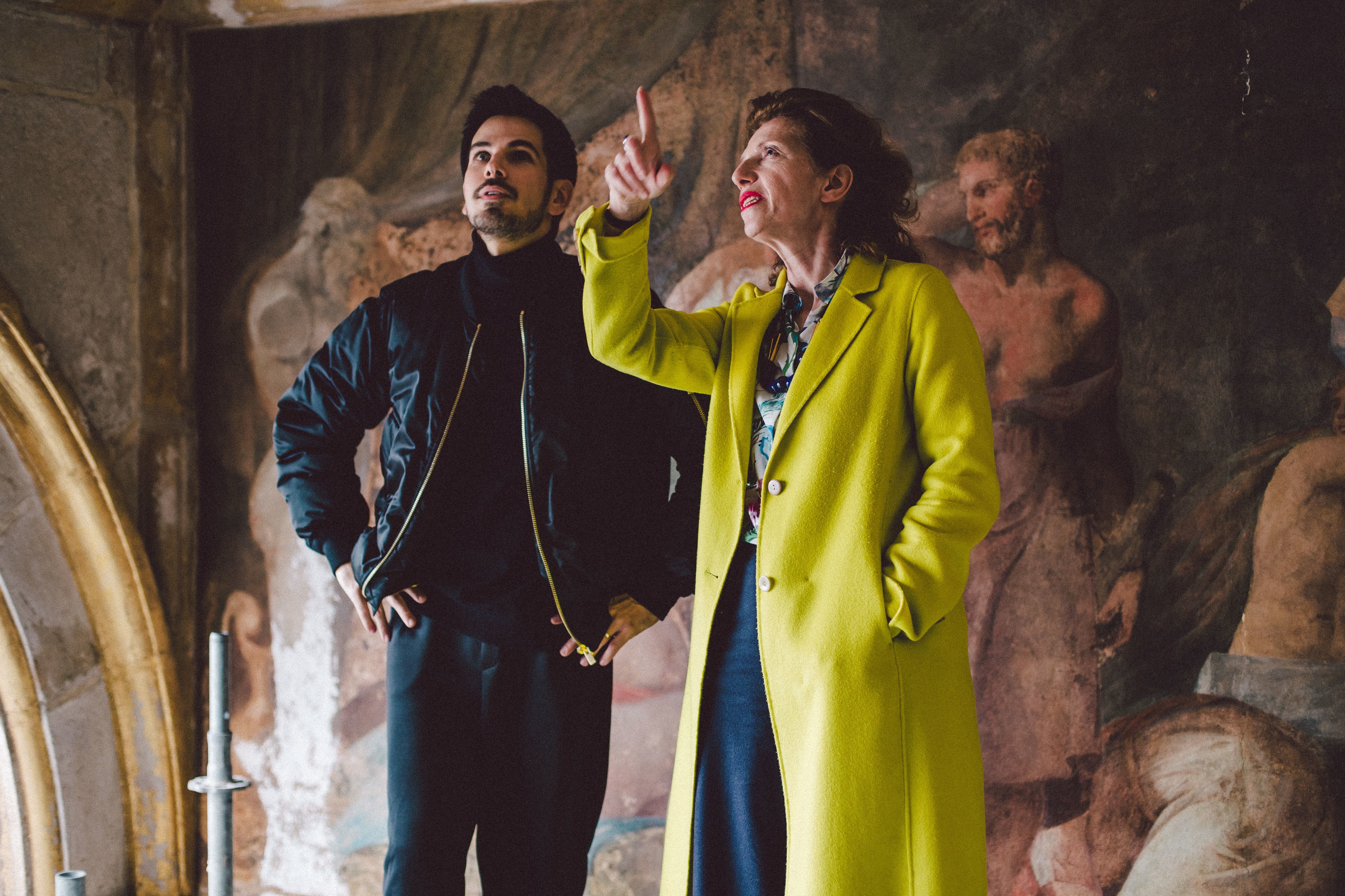 Au château de Fontainebleau, Michael Canitrot, DJ, et Marie-Christine Labourdette, présidente de l'établissement, observent les fresques de la porte Dorée en cours de restauration. @shotbywozniak