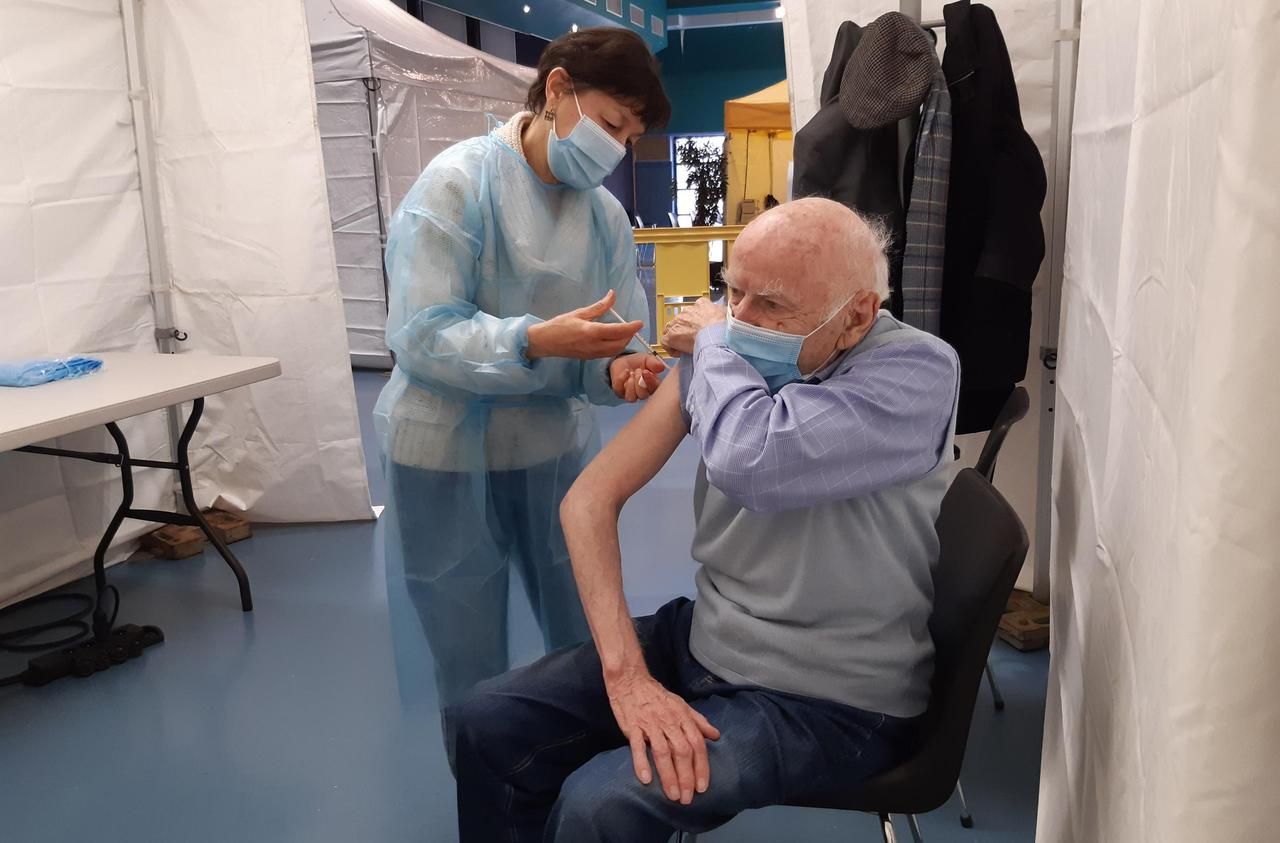 <b></b> Bagneux, ce lundi. Roland, 92 ans, est le premier habitant de Bagneux à s’être fait vacciné au centre ouvert  ouvert à l'espace Leo-Ferré, après presque deux mois d'attente. Un centre doté de 920 doses pour cette première semaine.