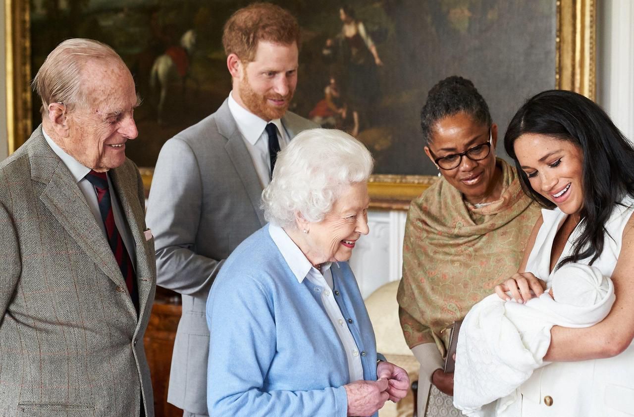 <b></b> Cette image où l’on voit le petit Archie entouré de ses parents, de sa grand-mère et de ses arrière-grands-parents a touché tout le Royaume-Uni.