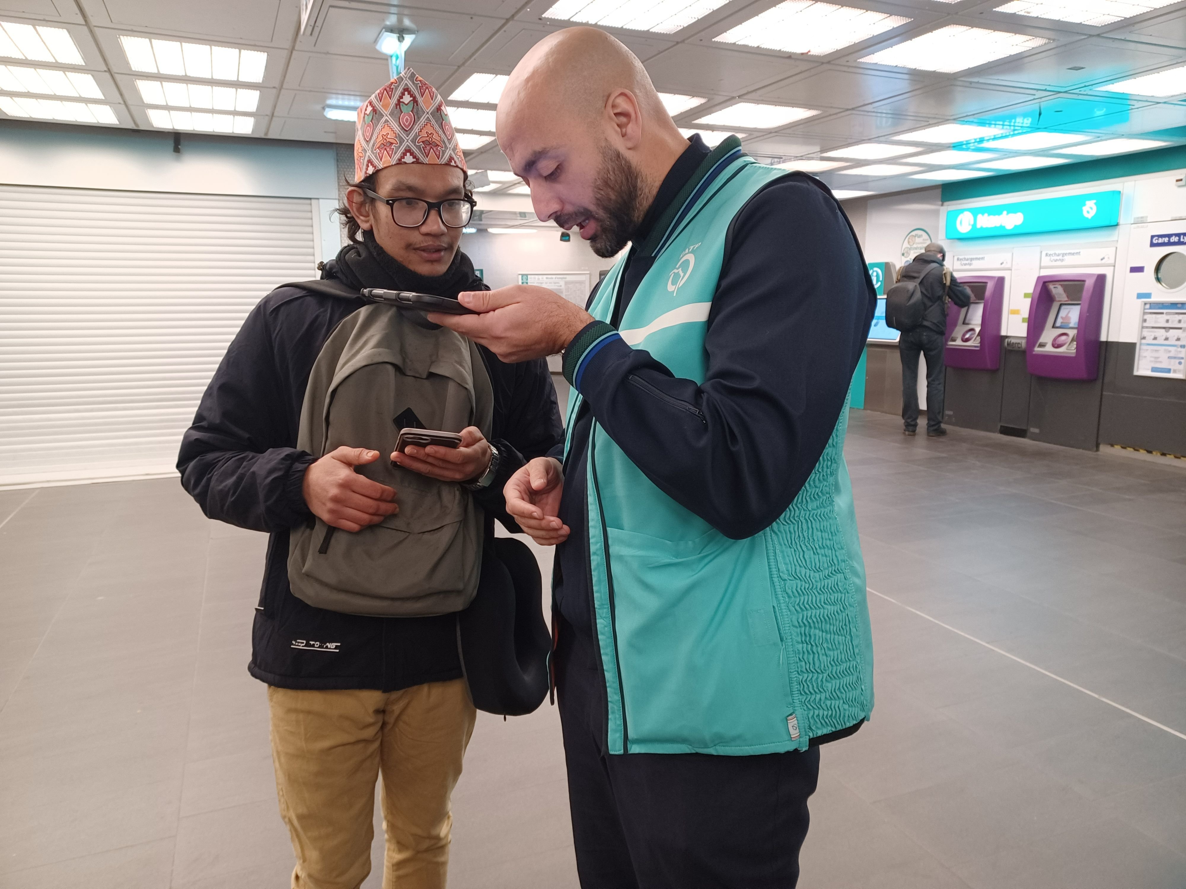 Paris, station Gare-de-Lyon, le 27 novembre. Grâce à un nouvel outil de traduction installé sur leur tablette, les agents peuvent échanger plus facilement avec les touristes étrangers. LP/Jila Varoquier