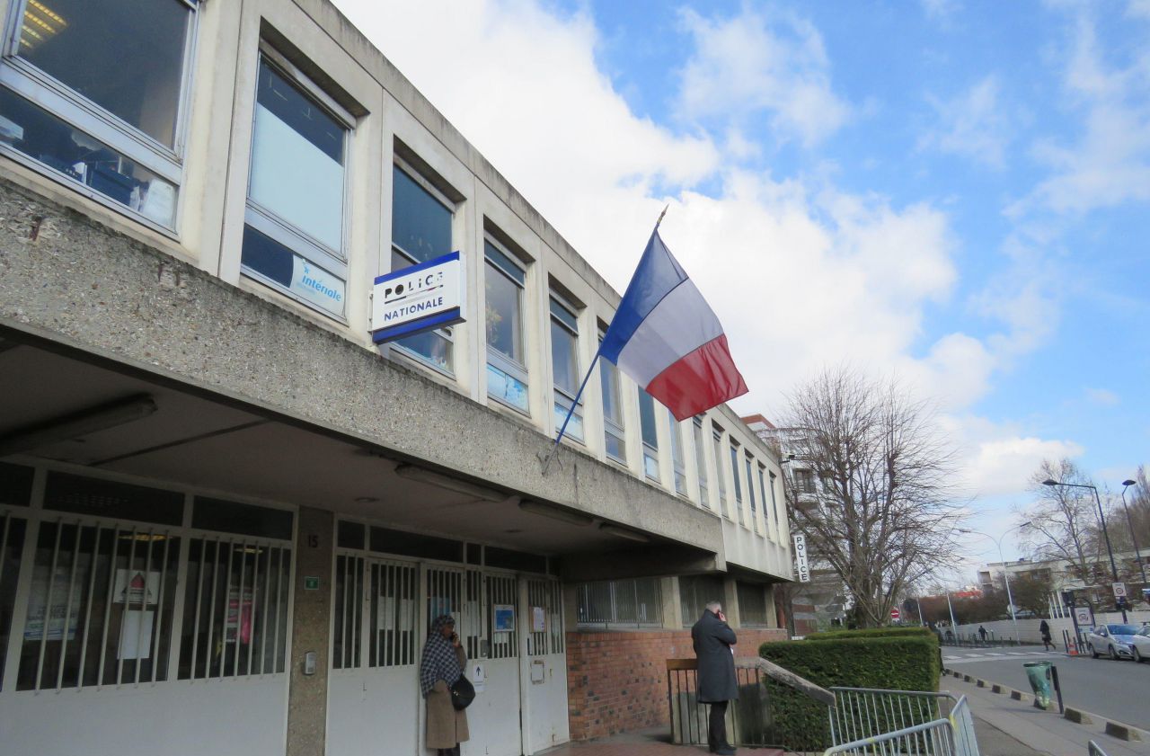 <b></b> Une policière a reçu une balle dans la tête, tirée accidentellement par un collègue dans le commissariat de Saint-Denis.