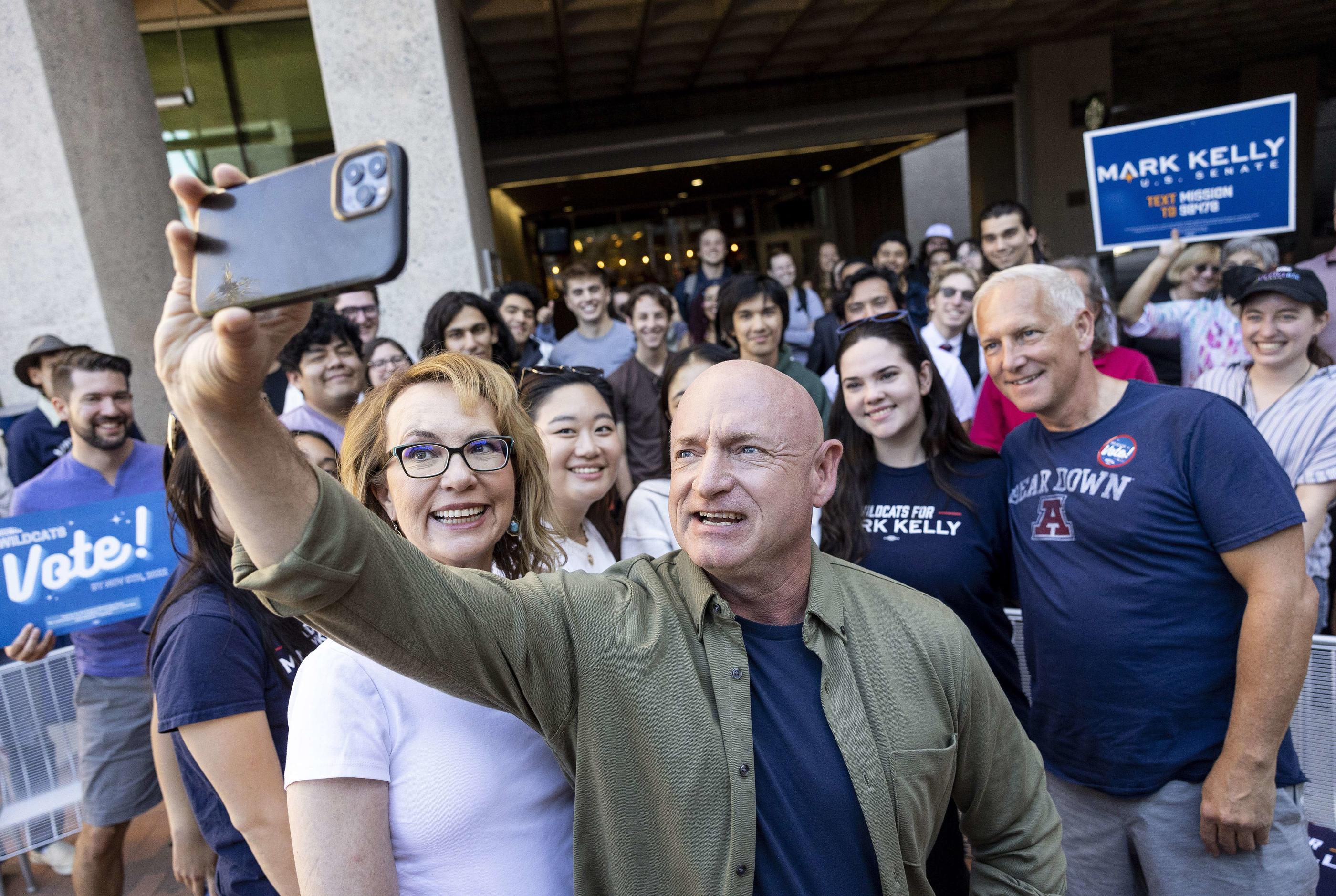 Tucson (Arizona), le 6 novembre. Le sénateur Mark Kelly prend un selfie avec sa femme Gabby Giffords en compagnie d'étudiants et de volontaires pour sa campagne, à deux jours du vote. AFP/Kevin Dietsch