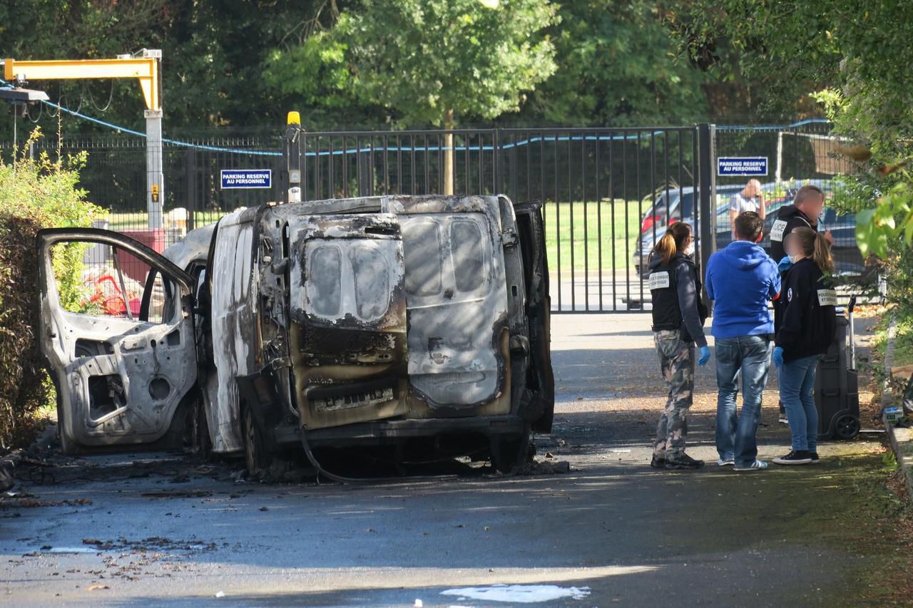 Lagny-sur-Marne, lundi 24 septembre. Les braqueurs violents abandonnent leur butin. Un fourgon de transports de fonds a été attaqué hier matin. Les malfaiteurs se sont enfuis en voiture avant de provoquer un accident et de fuir à pied. Ils courent toujours.