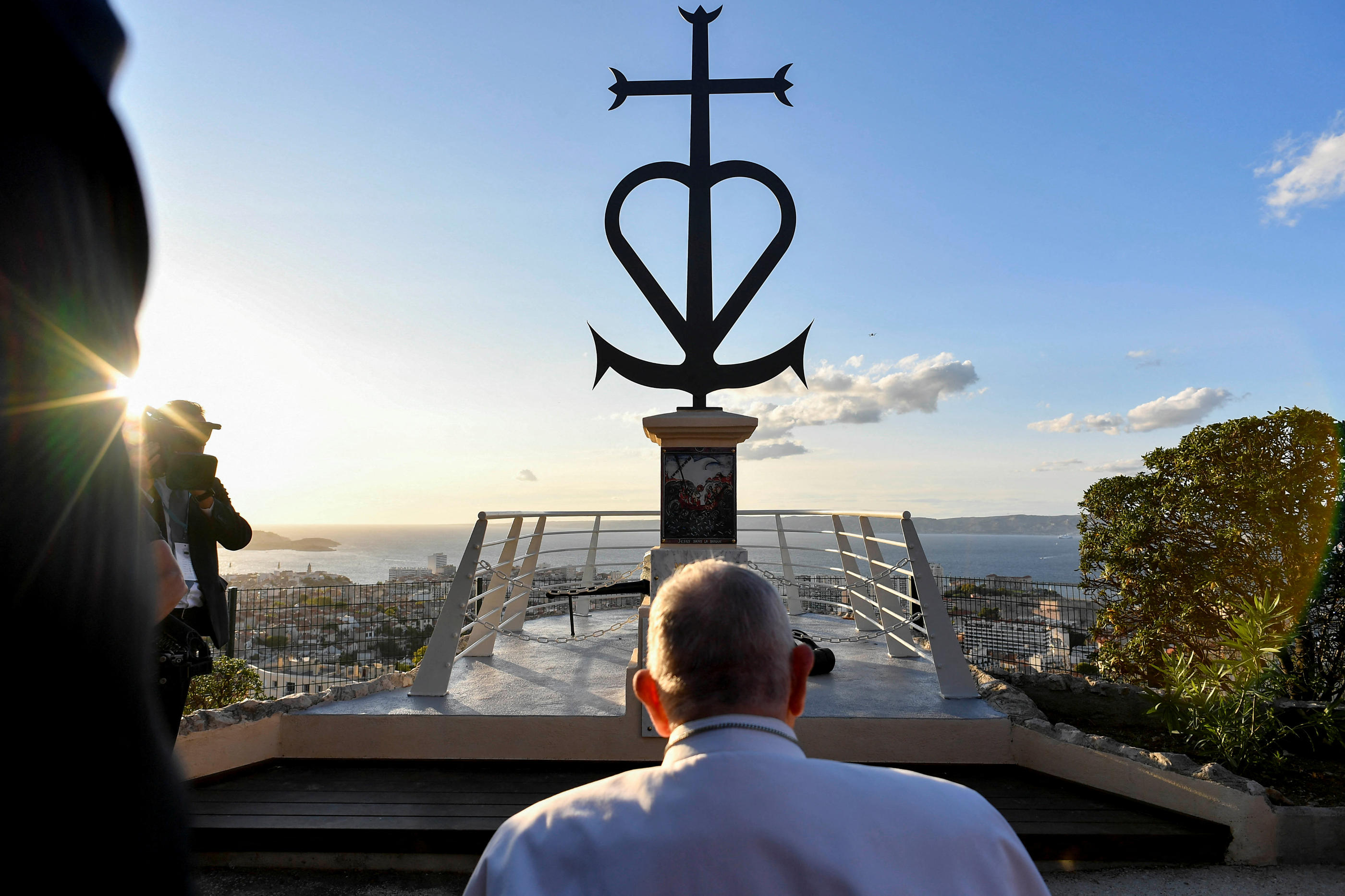 Marseille, le 22 septembre 2023. Le pape s'est recueilli devant le mémorial aux marins et migrants disparus en mer. REUTERS/Vatican média