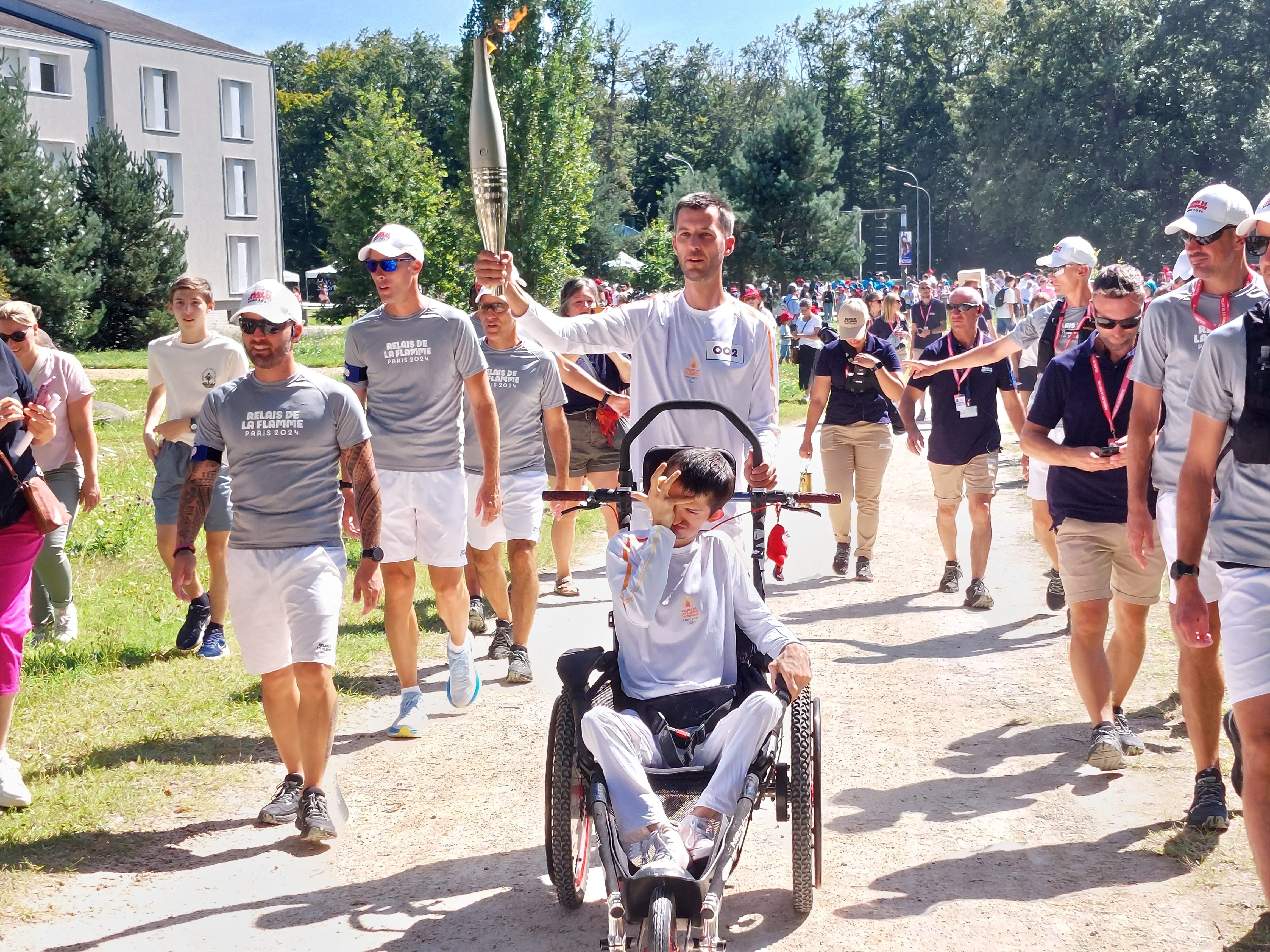 Fontainebleau (Seine-et-Marne), ce mardi 27 août. Valentin Francavilla a porté la flamme paralympique, comme toujours en poussant son frère Théophile, polyhandicapé. LP/Sébastien Blondé