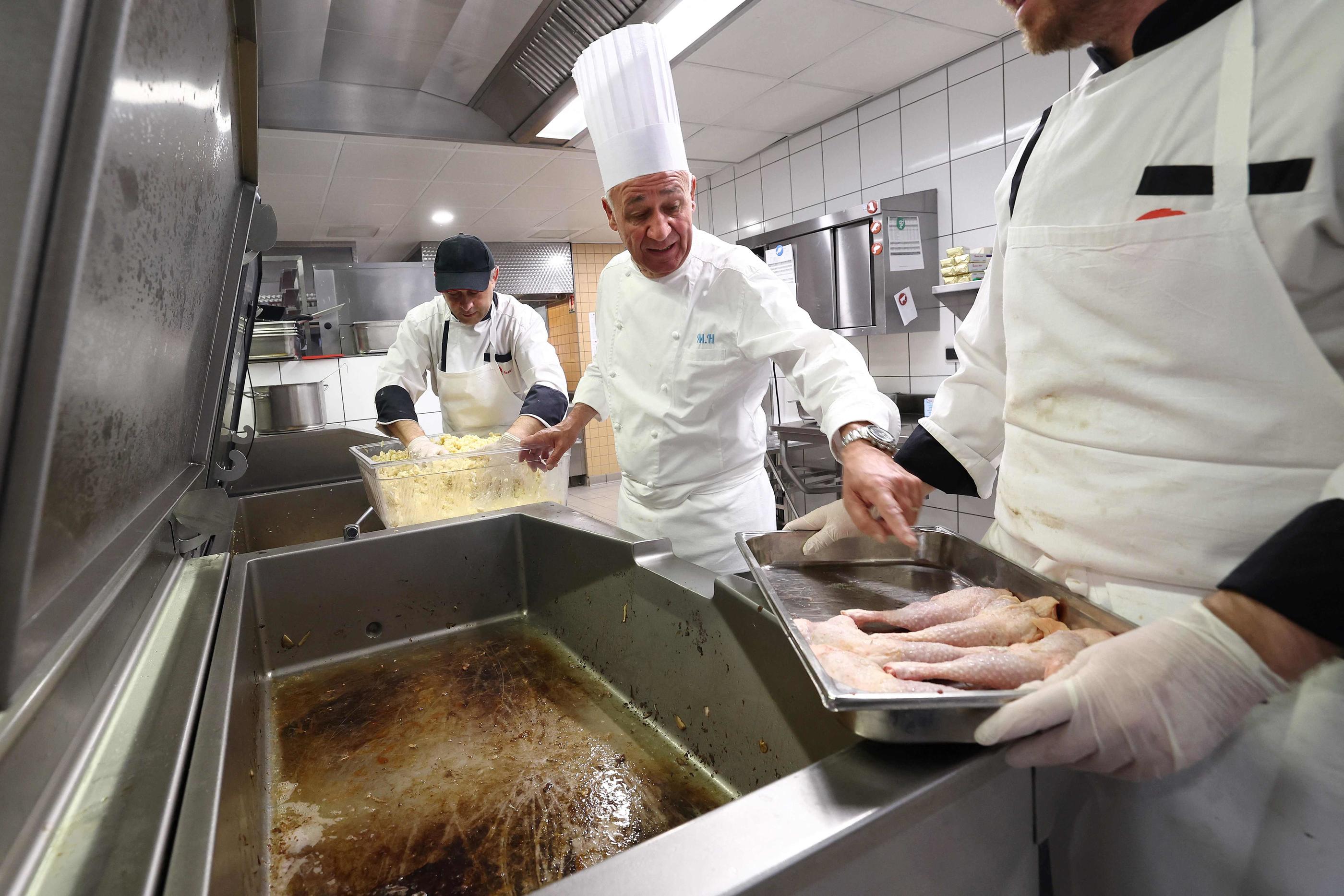 Marc Haeberlin a participé à la préparation de repas pour les étudiants de l'université de Strasbourg. AFP/Frederick Florin