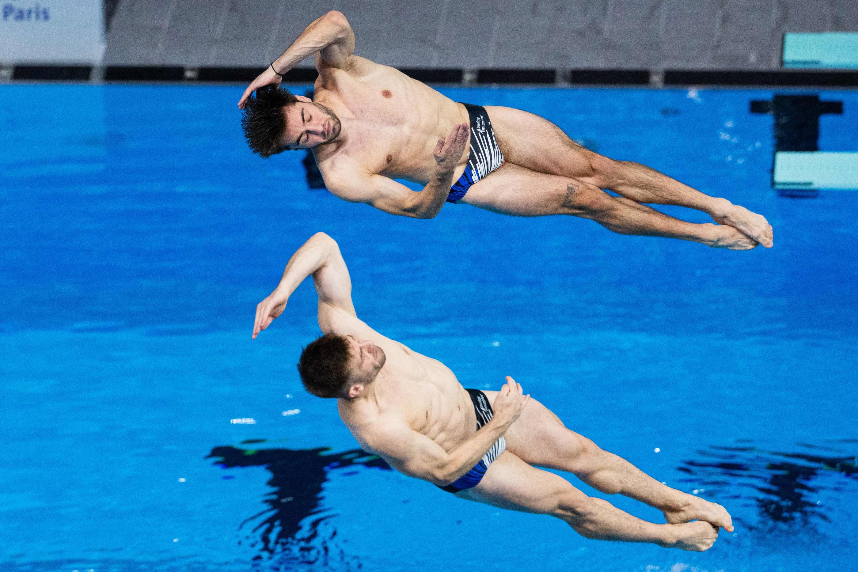 Jules Bouyer (en haut) et Alexis Jandard ont pris leurs marques en compétition au centre aquatique olympique (CAO) en remportant la médaille d'argent de l'Open International de plongeon. AFP/Anton Utz