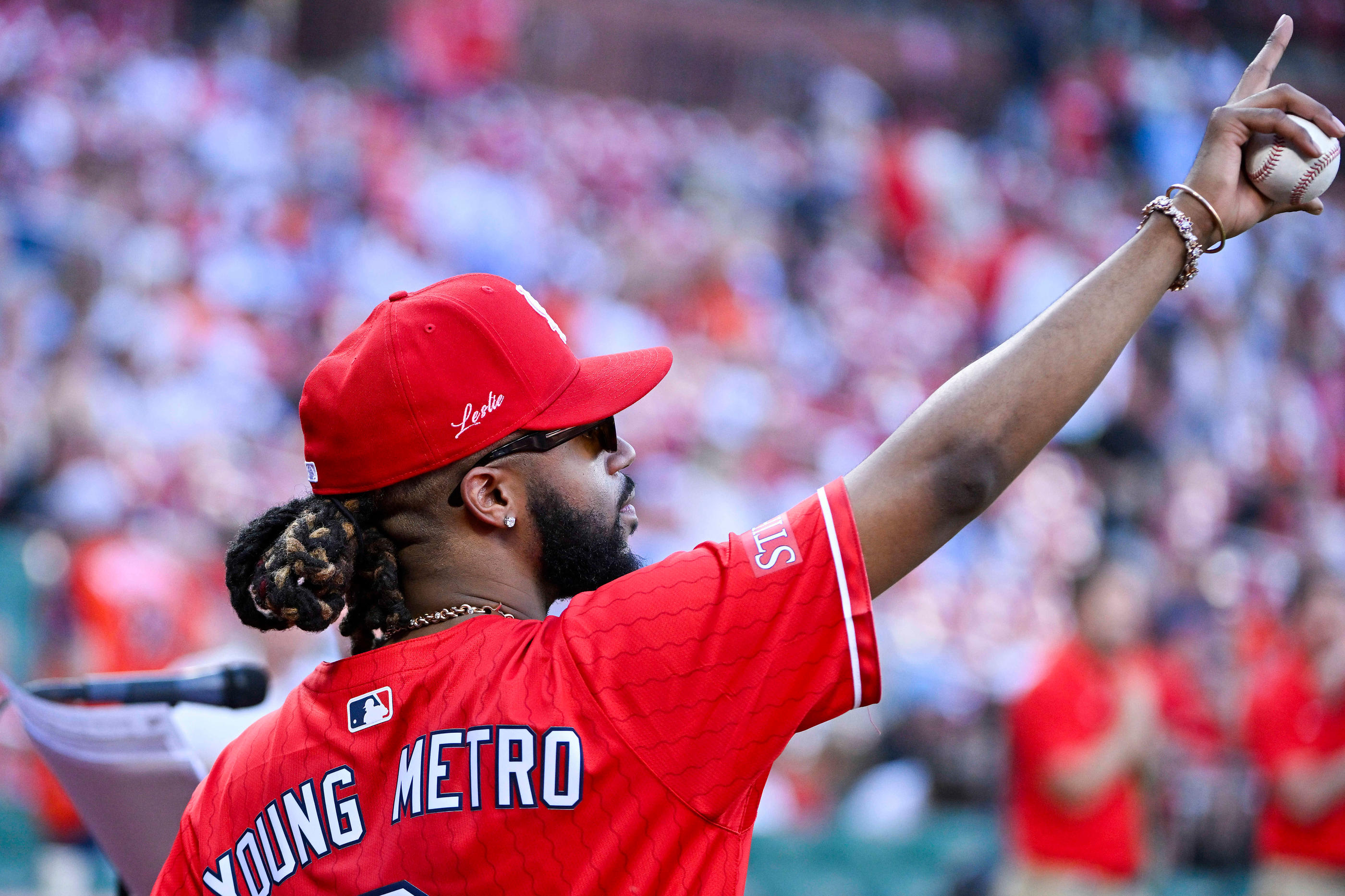 Saint Louis (Missouri), le 20 mai 2024. Le producteur Metro Boomin portant un maillot de l'équipe locale des St. Louis Cardinals City Connect. Jeff Curry-USA TODAY Sports/Sipa USA