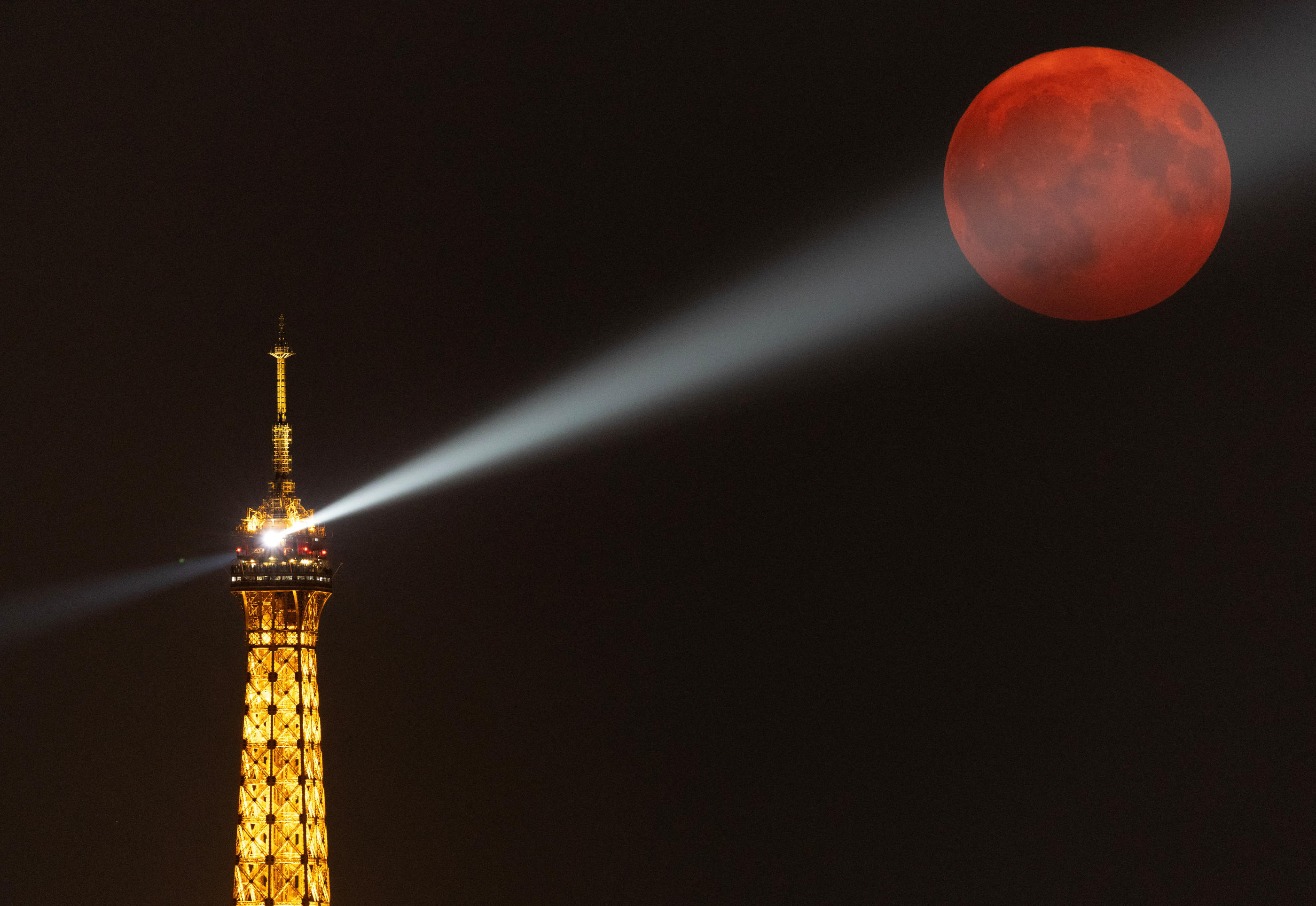 La Super Lune bleue devrait être observable jusqu'à mercredi matin et donc à nouveau visible ce mardi soir, selon la Nasa. Reuters/ Christian Hartmann