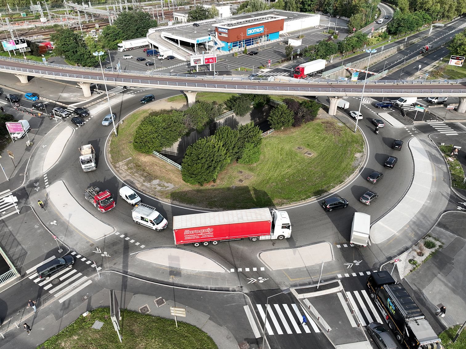 Créteil (Val-de-Marne). Cet aménagement sécurise les cyclistes en les séparant du trafic motorisé et en rendant leur trajectoire plus visible. /Jérémy Jollet-CD94.