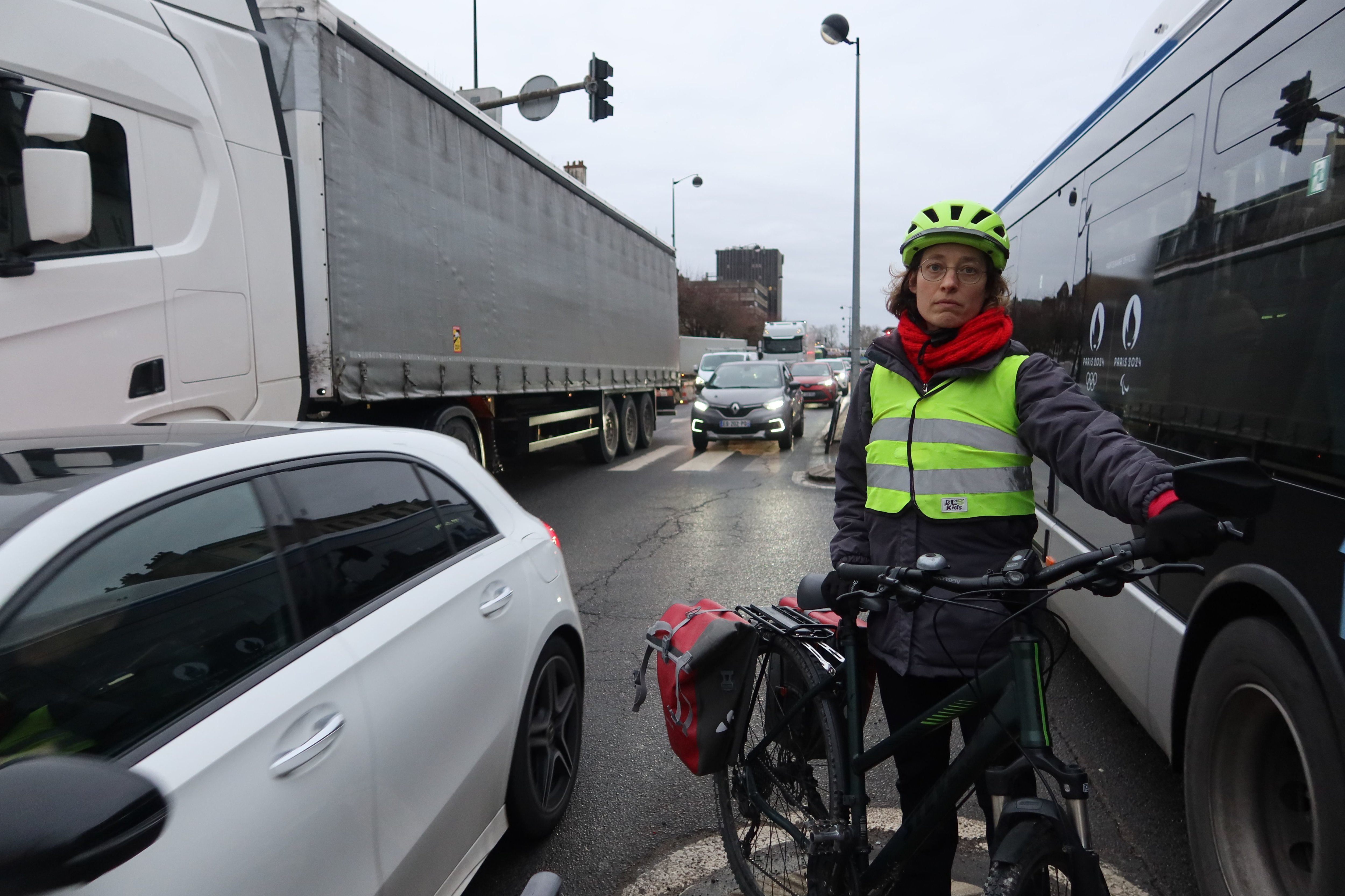 Avec déjà 1048 pétitionnaires et le soutien de quatre associations, Christelle Fleury (ici mardi 23 janvier) est déterminée à débarrasser l'avenue Thiers des camions. LP/S.B.