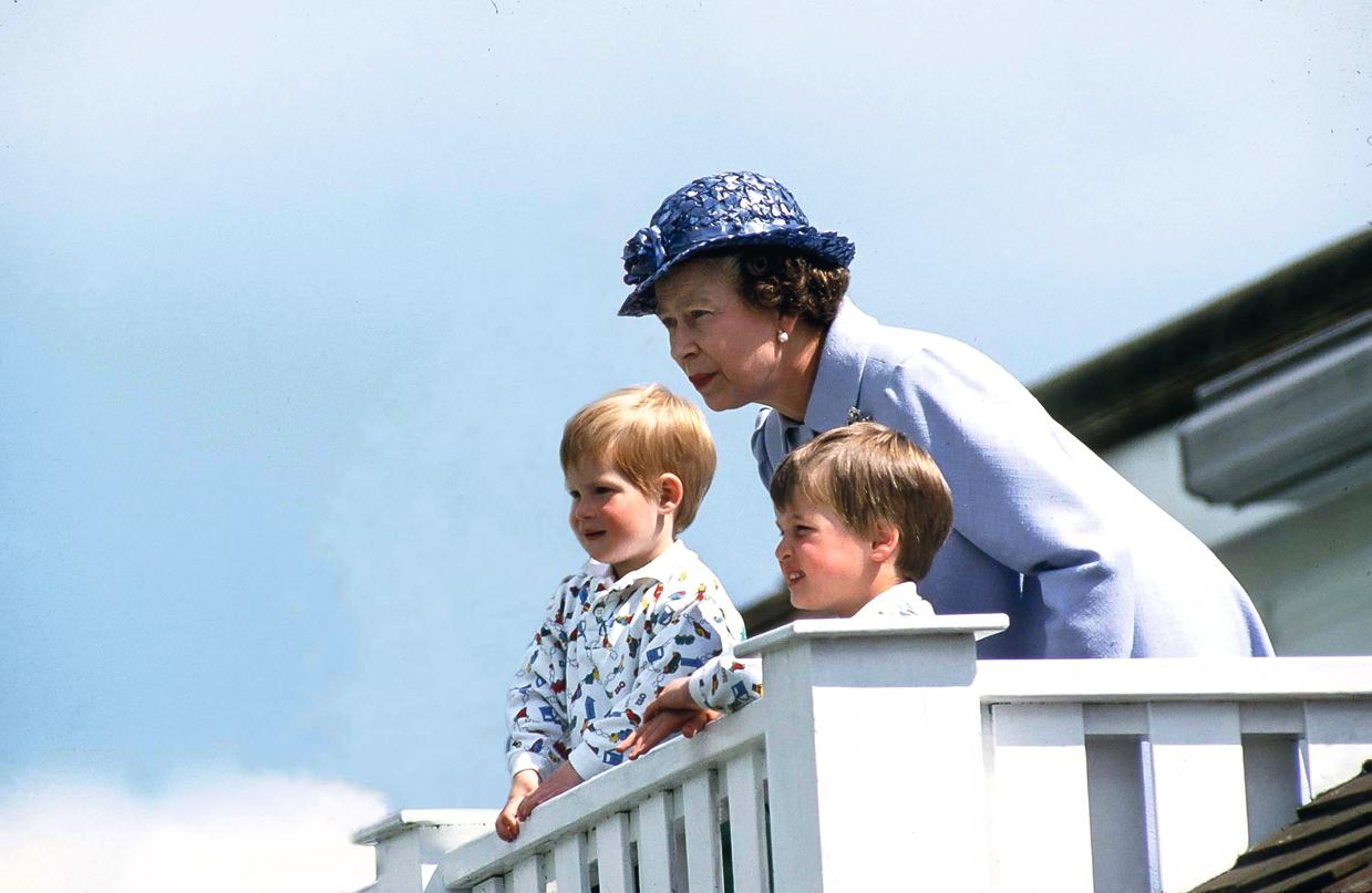 La monarque, ici en 1987, proche de ses petits-enfants William (à droite) et Harry, est décédée le 8 septembre dernier, à l’âge de 96 ans. . Getty/Tim Graham Photo Library